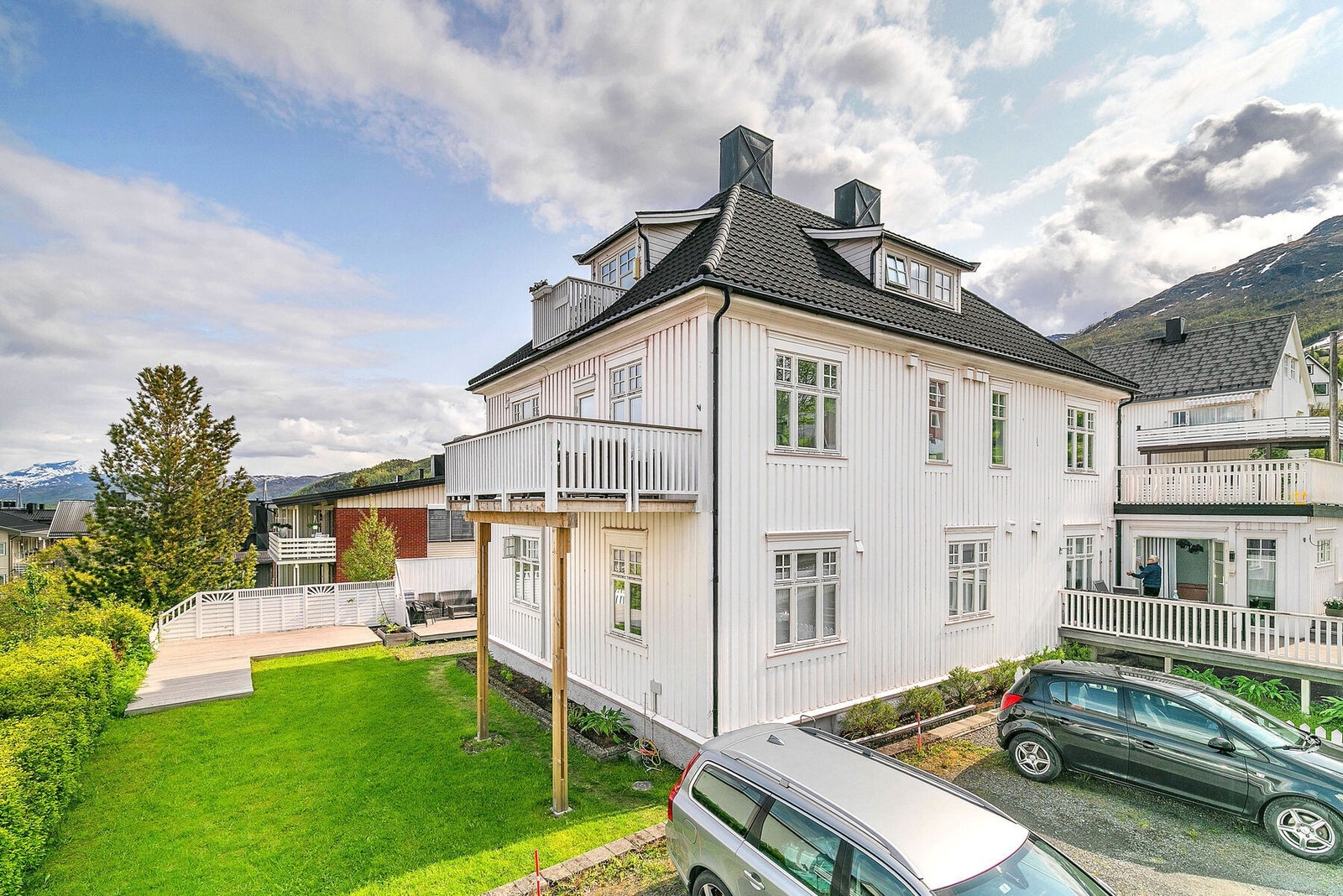 Bygningen fremstår som velholdt og har beholdt sin stil og særpreg. Pene uteområder og innvendige fellesområder. Galleribilde