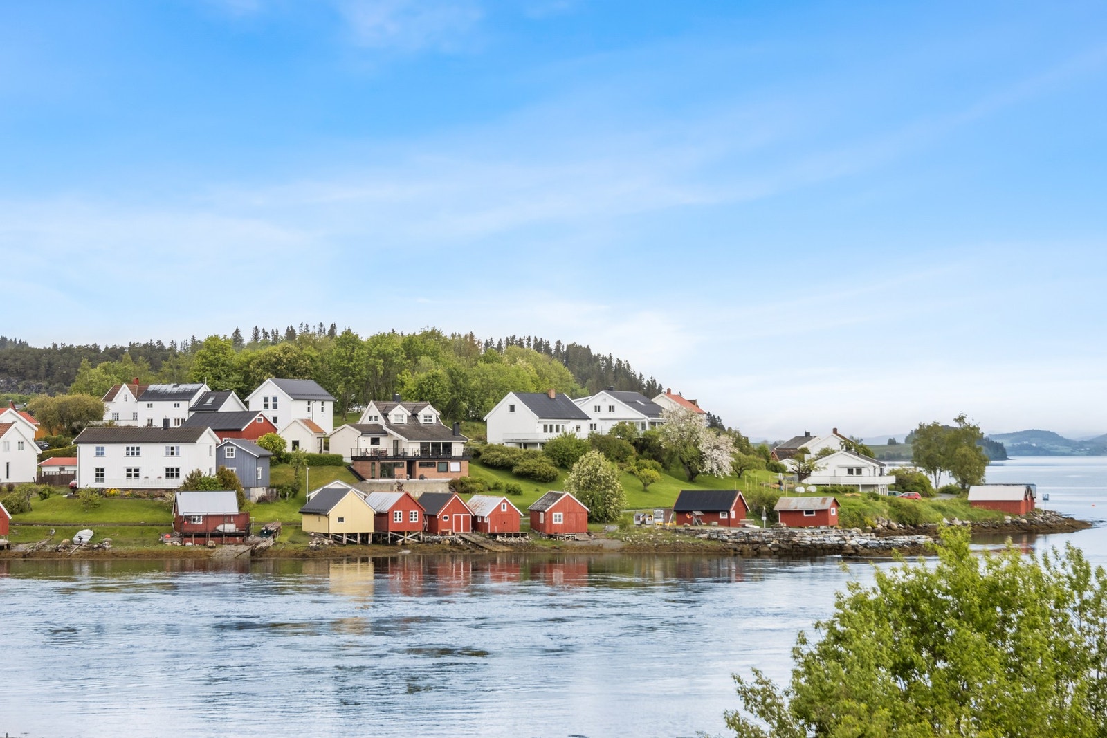 Leiligheten nyter en flott utsikt mot straumen. Galleribilde