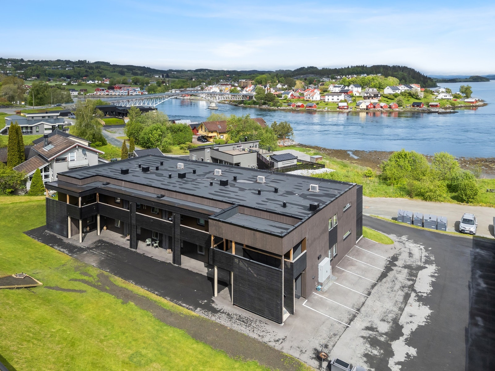 Fasadebilde. trygg veg inn til sentrum. Galleribilde