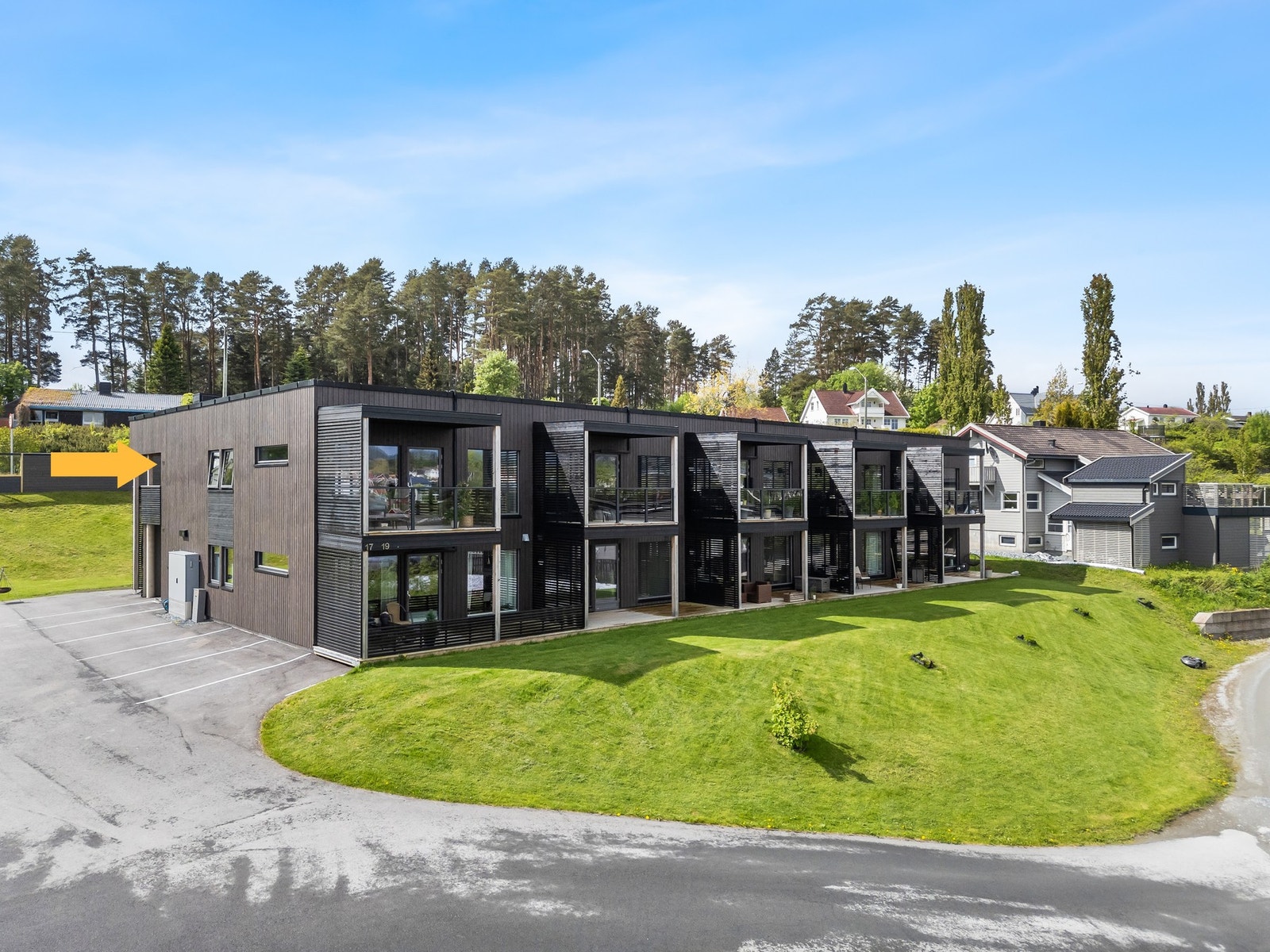 Flott plassering i bygge på enden - Det er også heis i bygget. Galleribilde