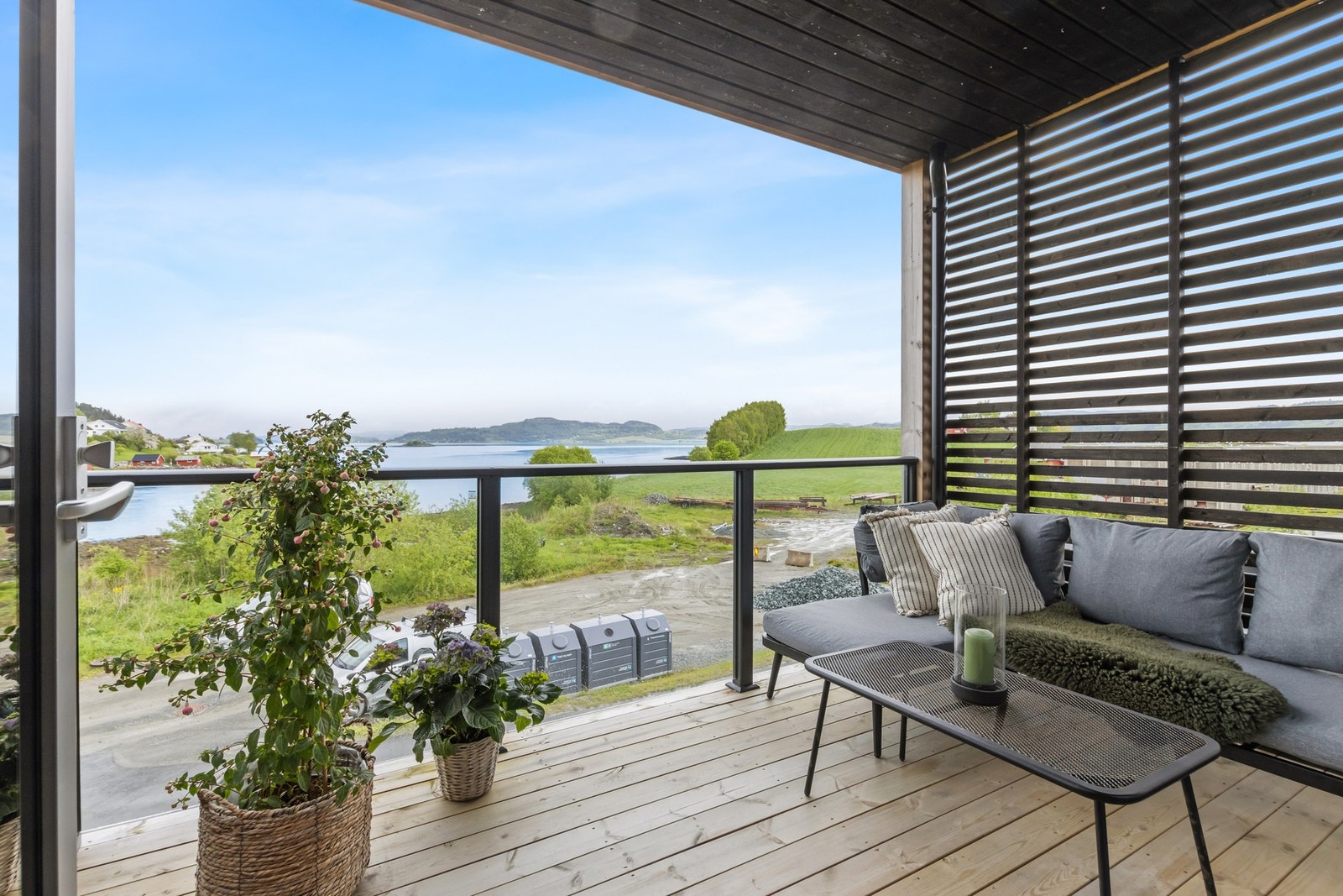 Takoverbyggd veranda - Borettslaget har oppmalt fasaden i 2024. Galleribilde