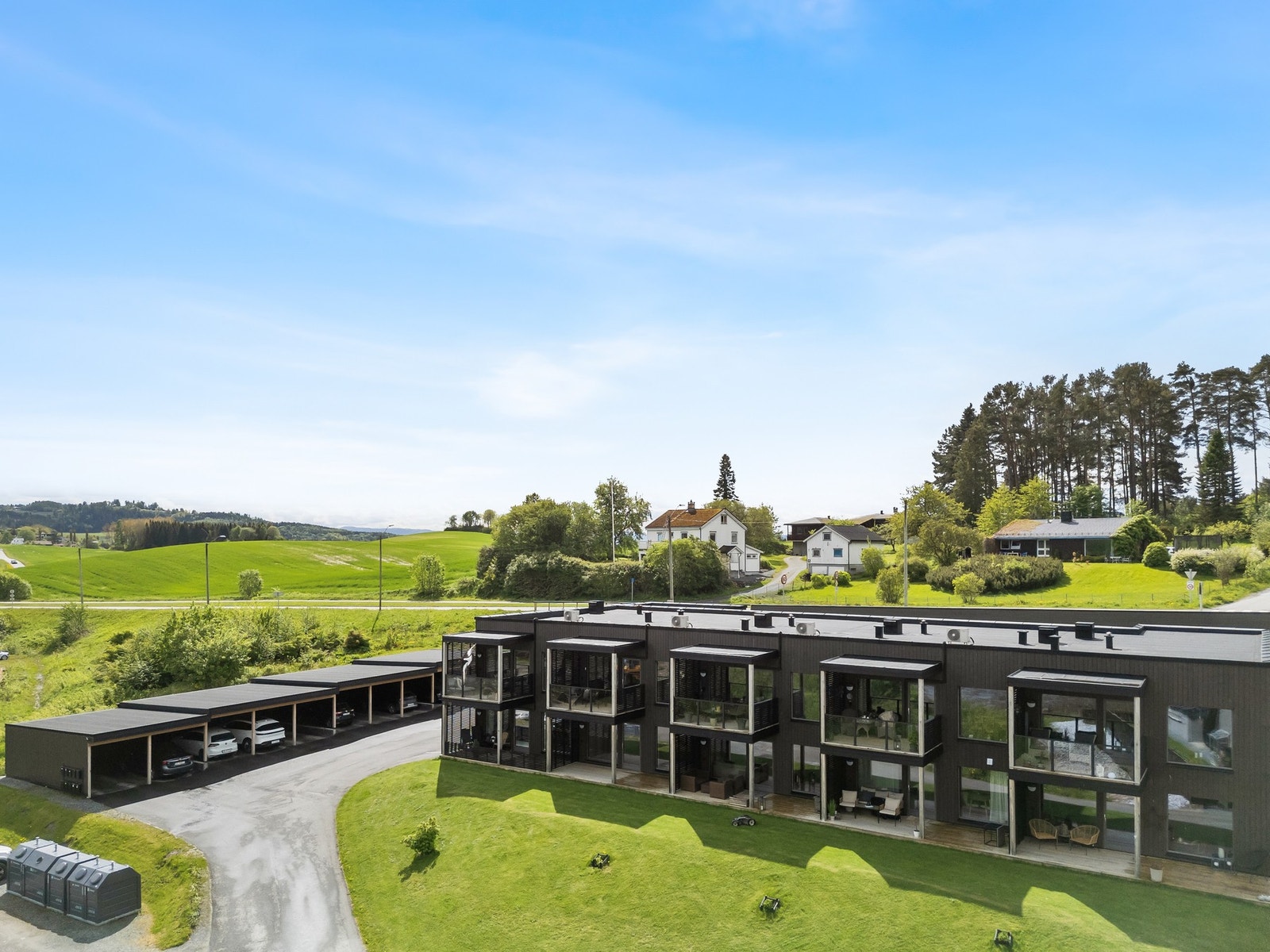 Det følger med Carport og sportsbod til leiligheten. Galleribilde