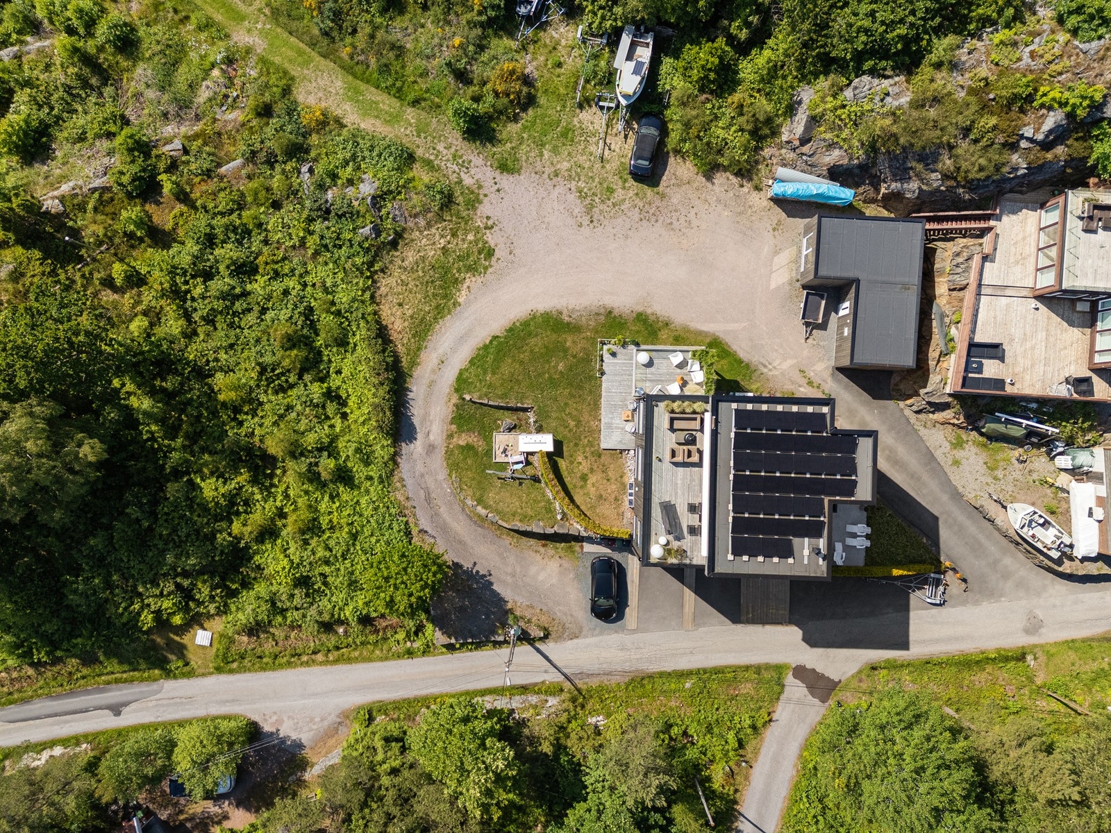 Dronefoto over tomten Galleribilde