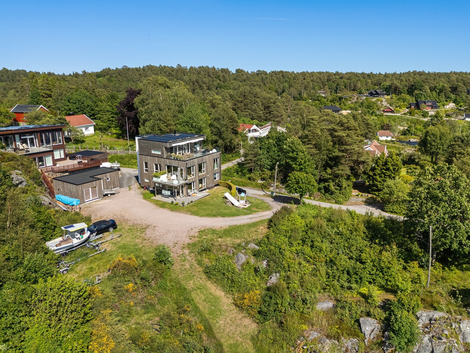 Dronefoto over tomten Galleribilde