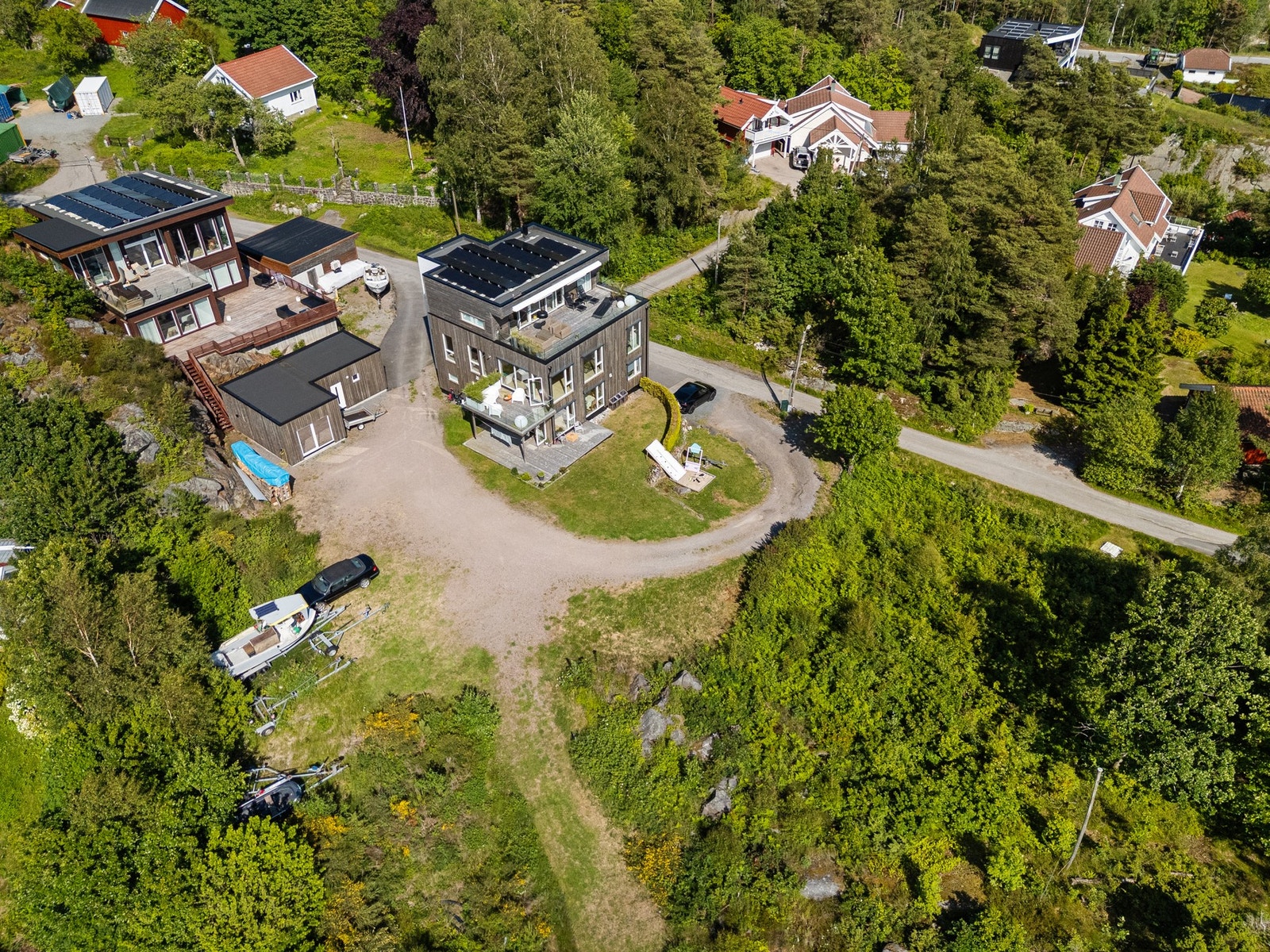 Dronefoto over tomten Galleribilde