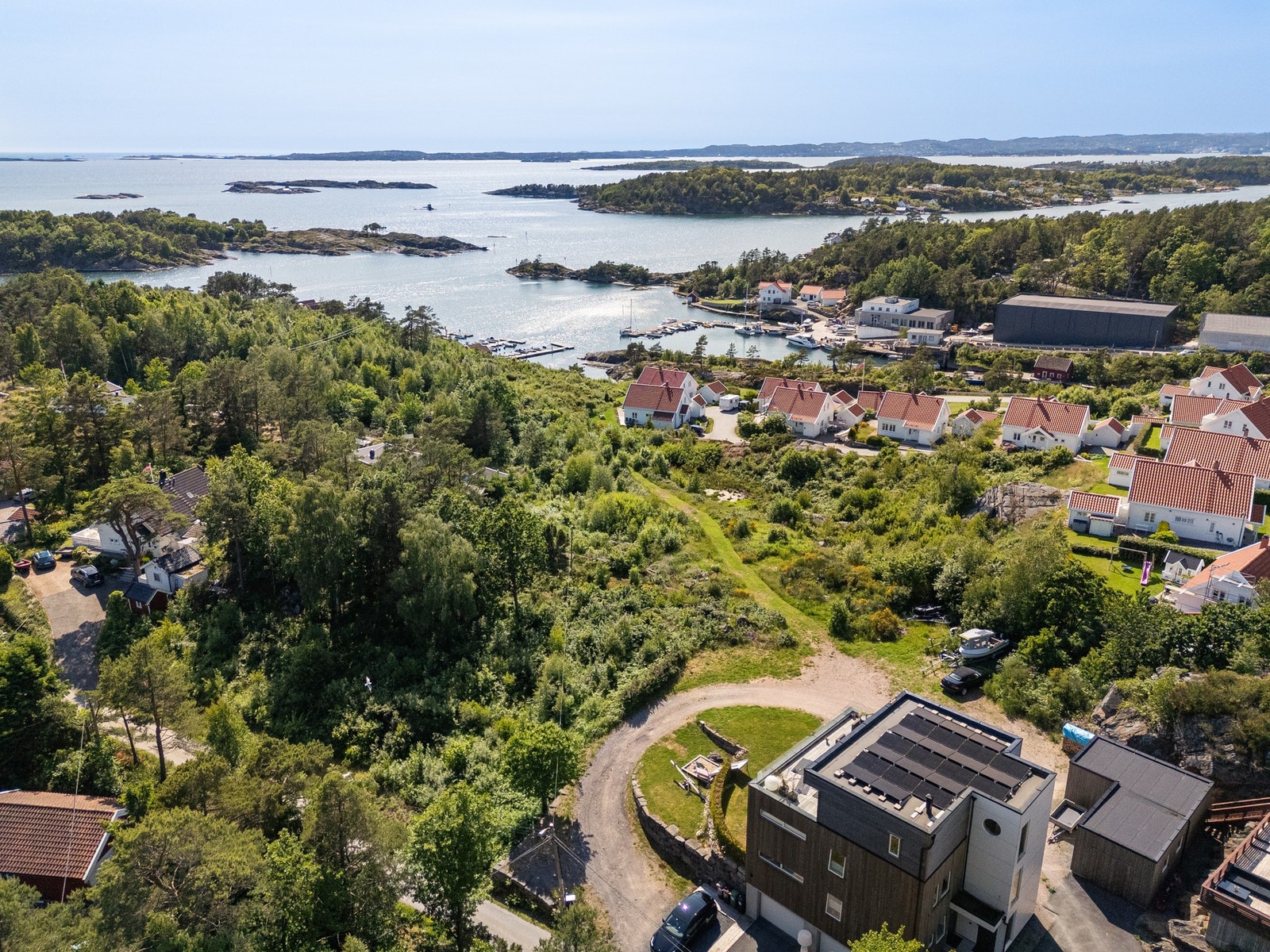 Dronefoto over området mot sjøen - Skudeviga hytteområde grenser til tomten Galleribilde
