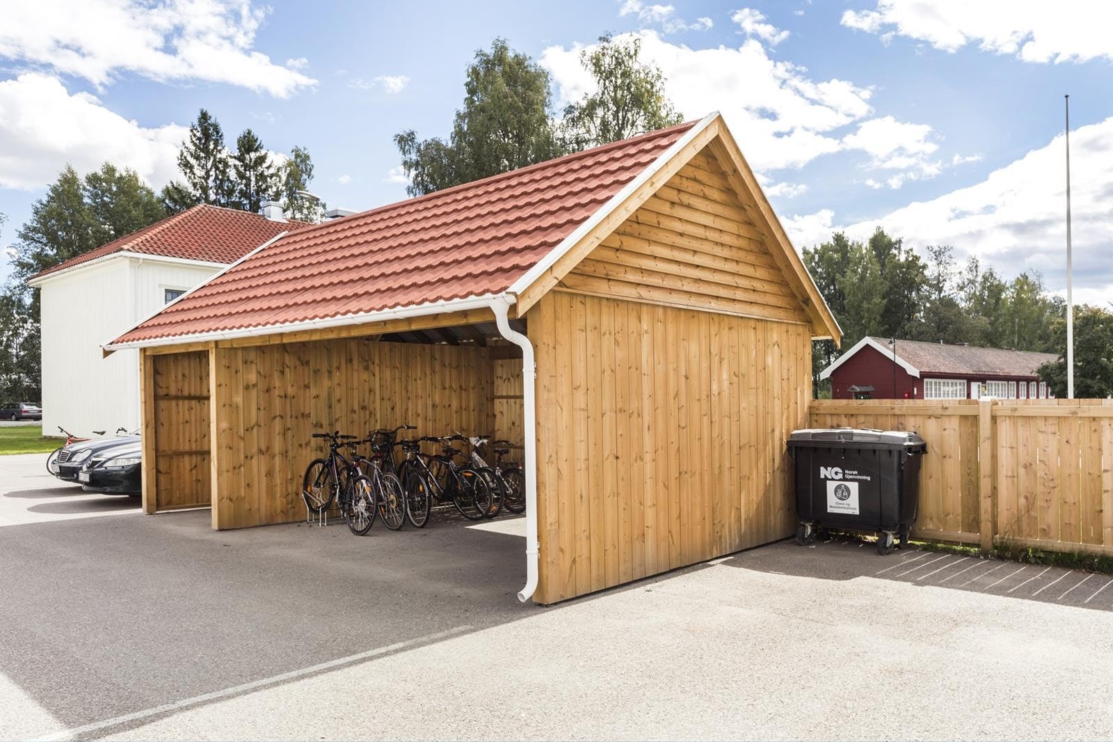 Utendørs sykkelskyr på gårdplassen Galleribilde