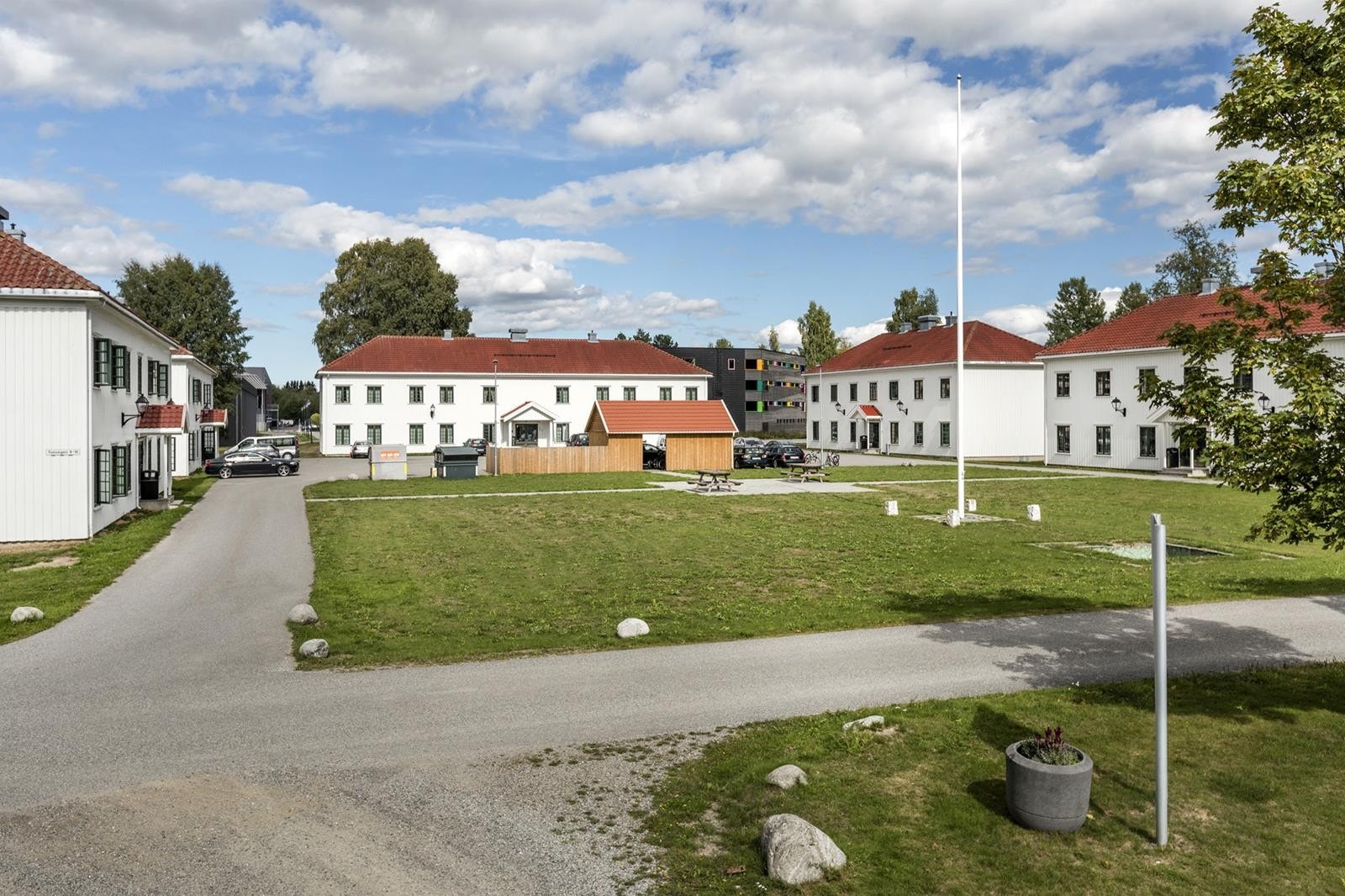 Velkommen til Tunvegen med stort og flott rekreasjonsområde på gårdsplassen Galleribilde