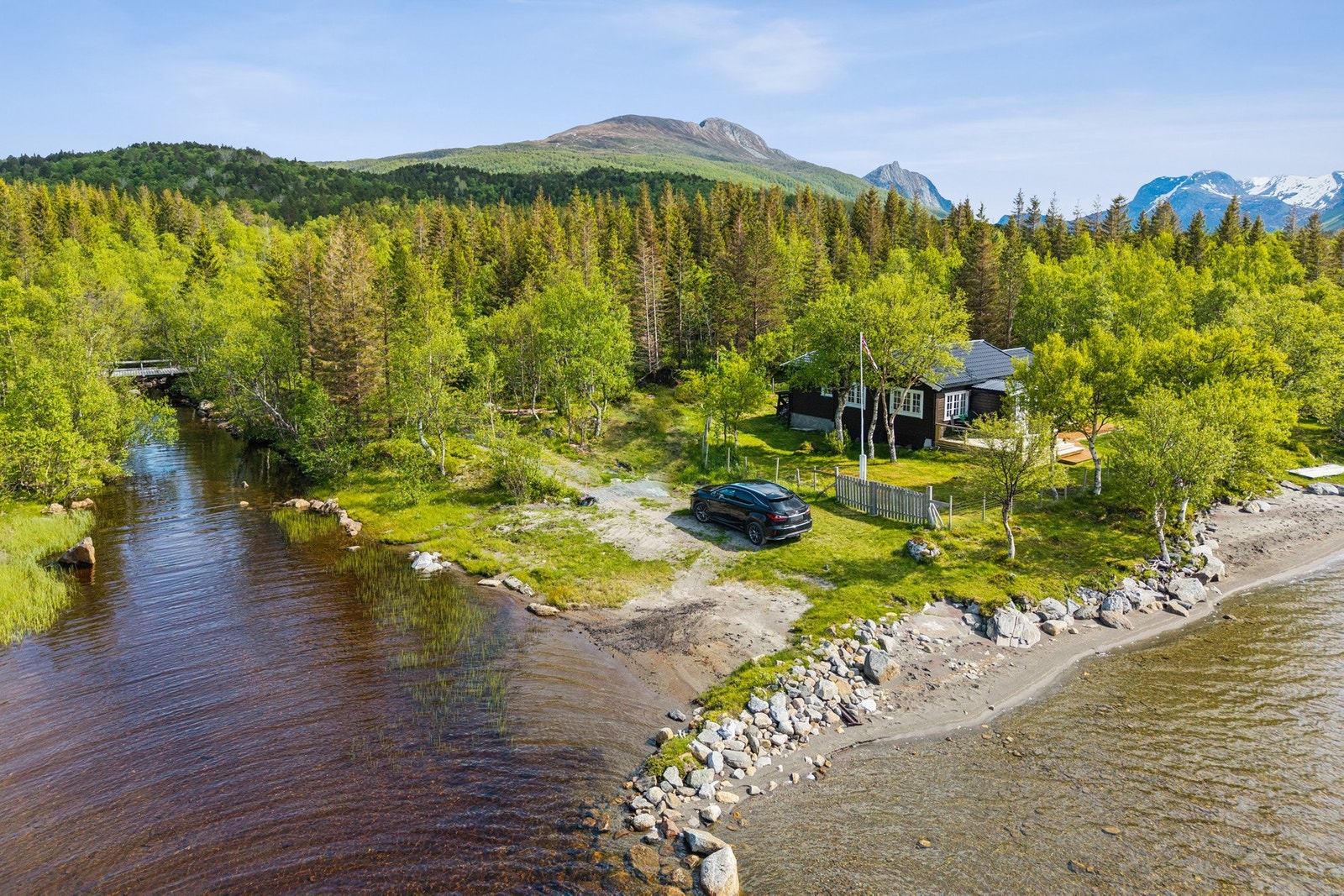 Idyllisk plassering hvor du kjører en skogsvei helt frem til eiendommen Galleribilde