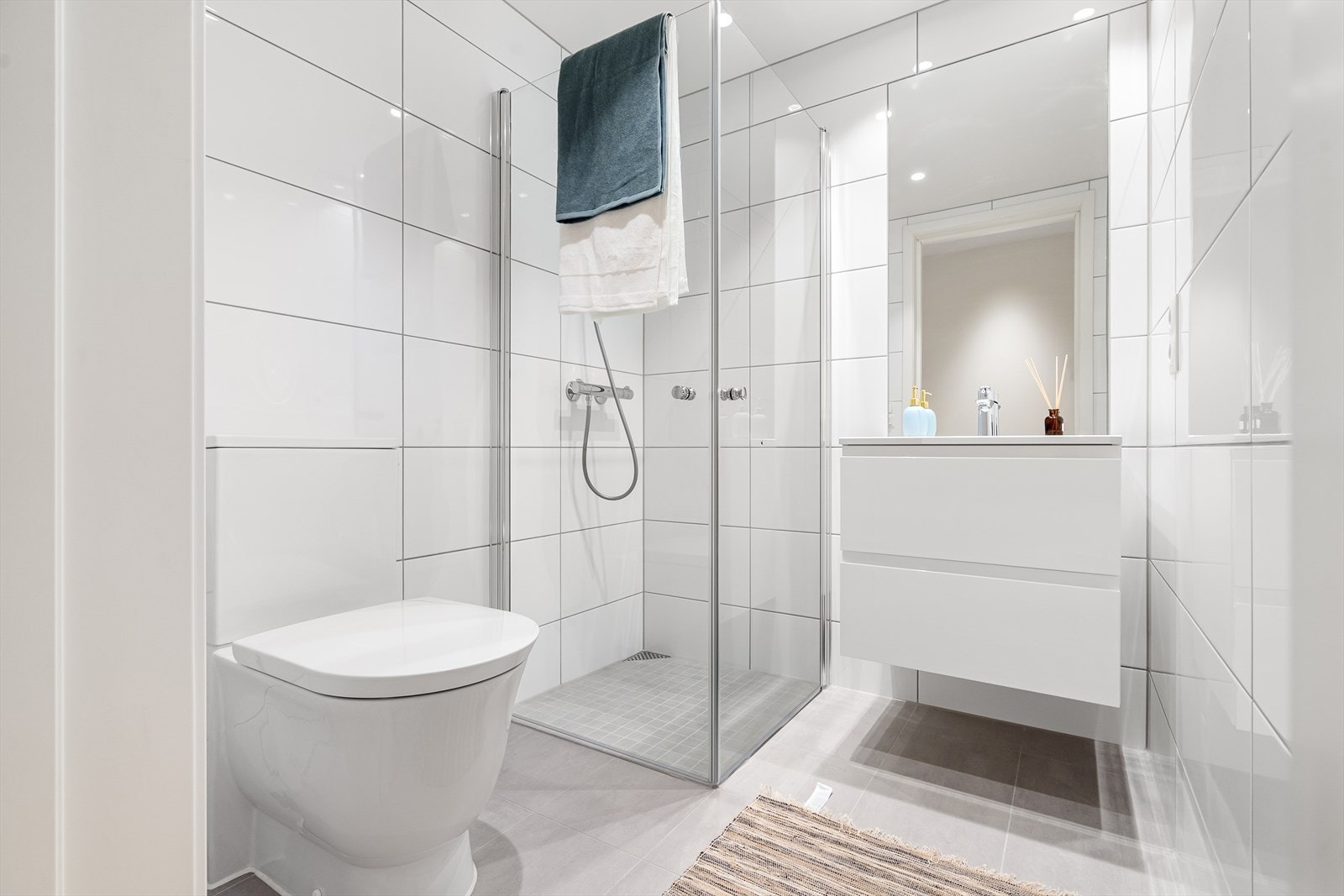 Boligen har to baderom. Dette badet har adkomst fra gangentré. Galleribilde