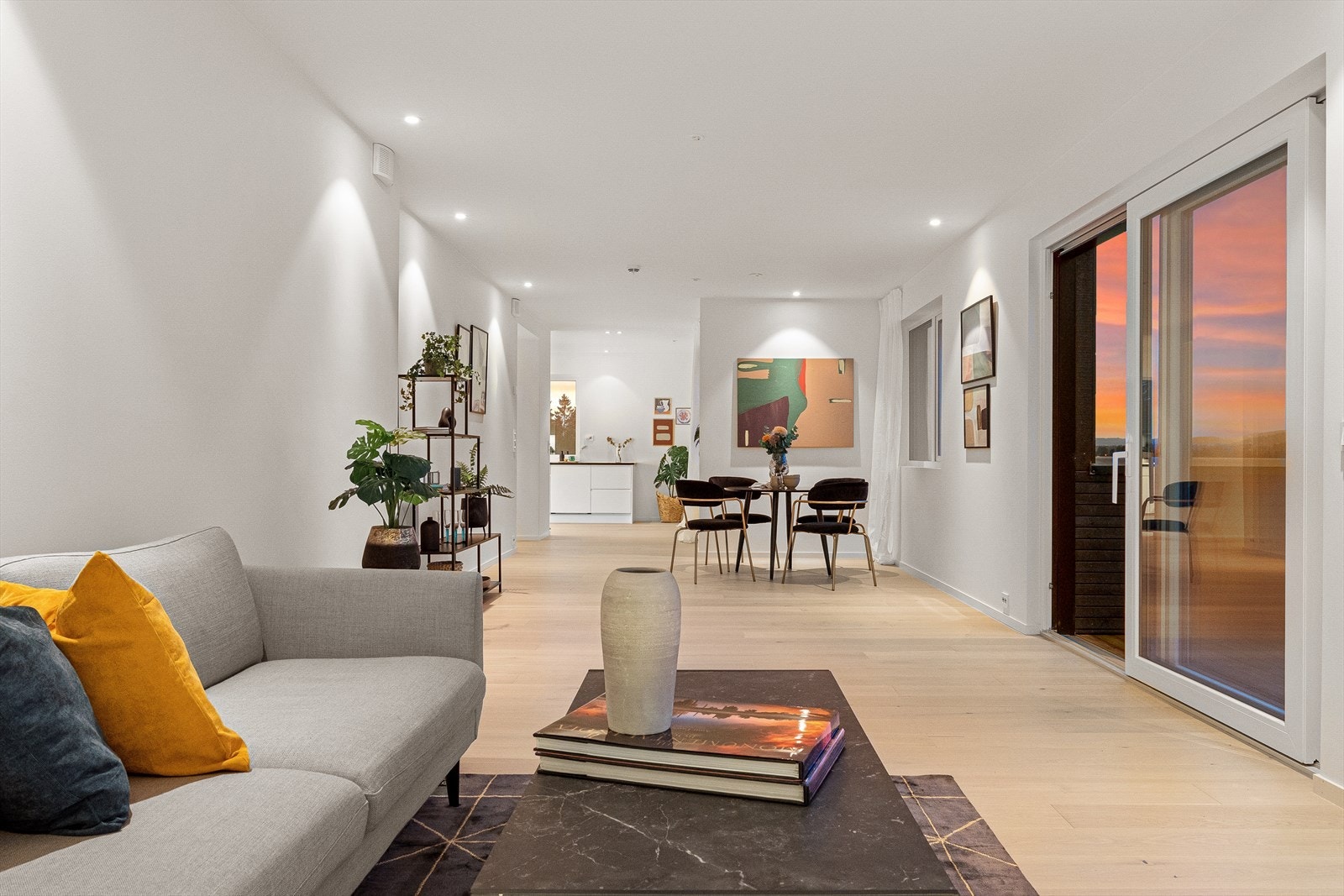 Det følger tre parkeringsplasser i sameiets garasje. en dobbel og en enkel garasjeplass. Galleribilde