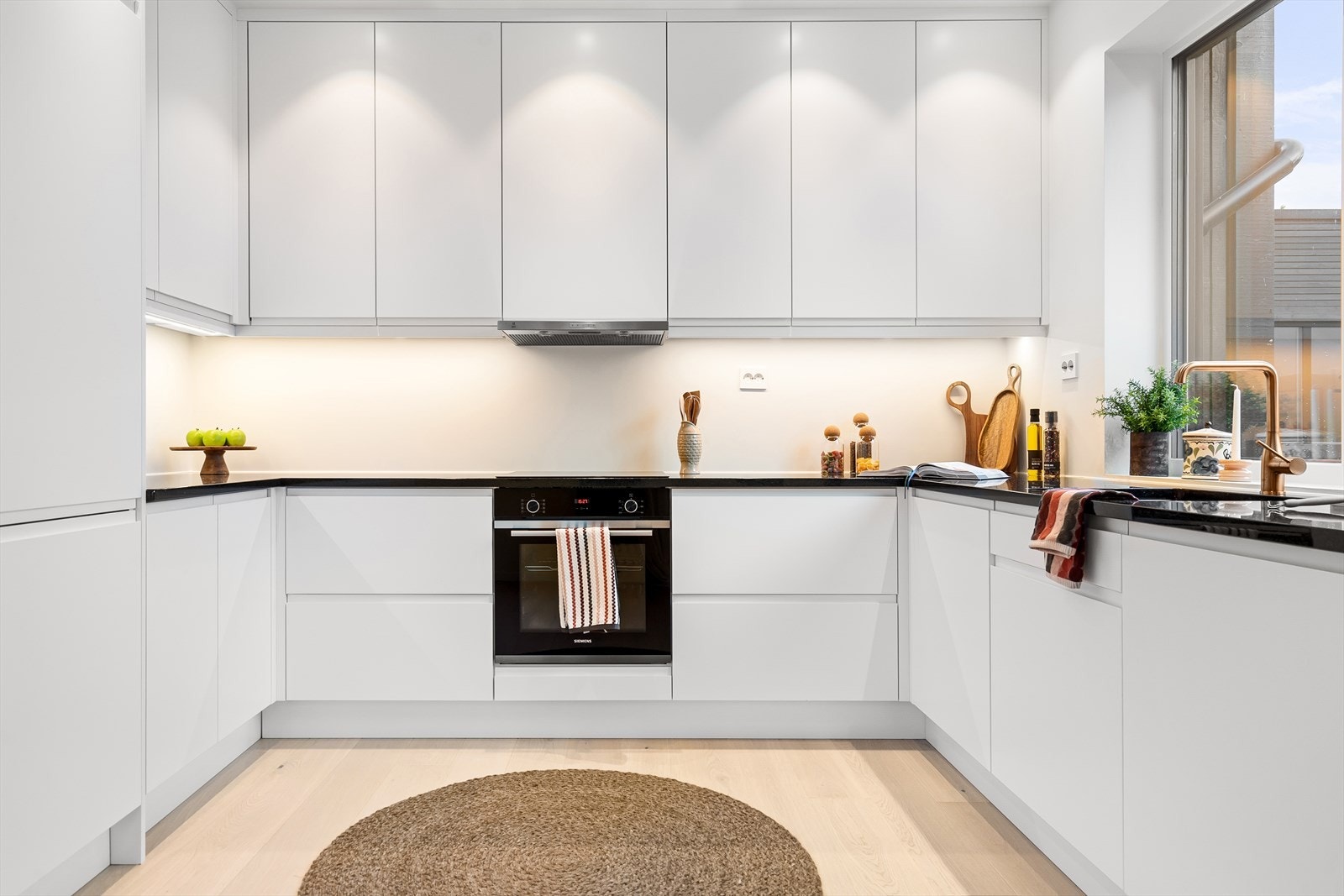 Av integrerte hvitevarer er det stekeovn, oppvaskmaskin, platetopp og kjølfryseskap. Galleribilde