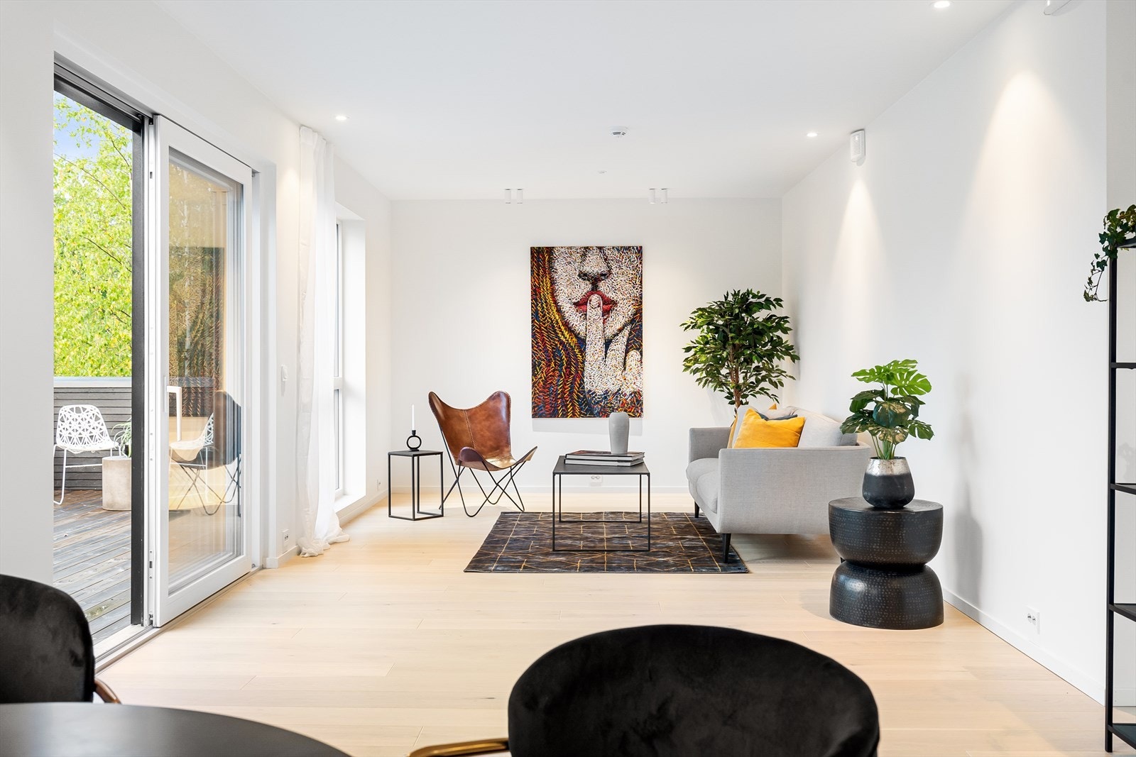 Gjennomgående for leiligheten er det parkett på gulv med gulvvarme og malte overflater på vegg og i himling med downlights i himling. Galleribilde