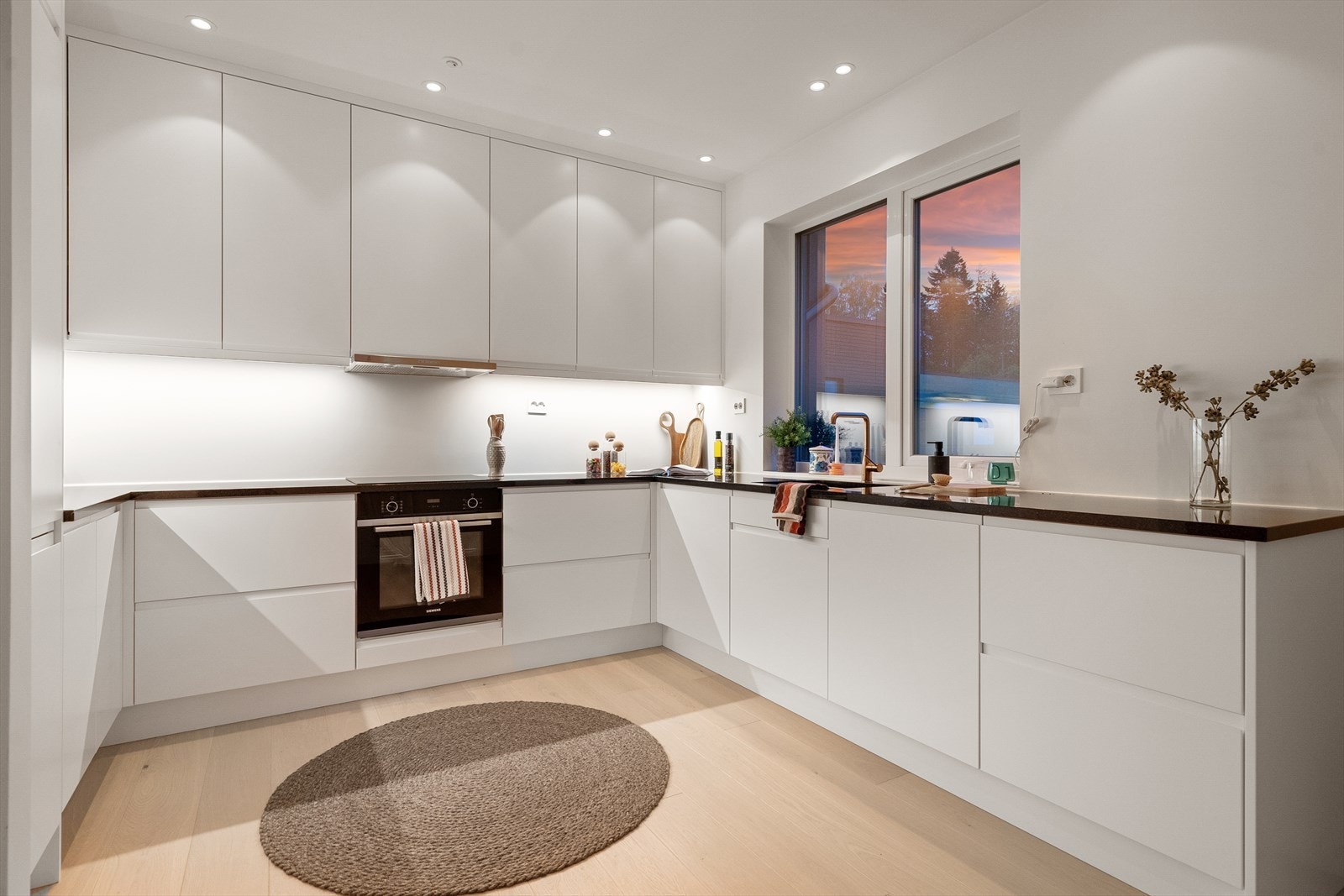 Leiligheten ligger i byggets øverste etasje og har adkomst med heis og trapp. Galleribilde