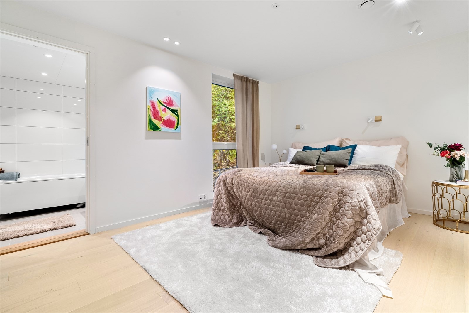 Hovedsoverommet har eget bad og walk-in closet. Galleribilde