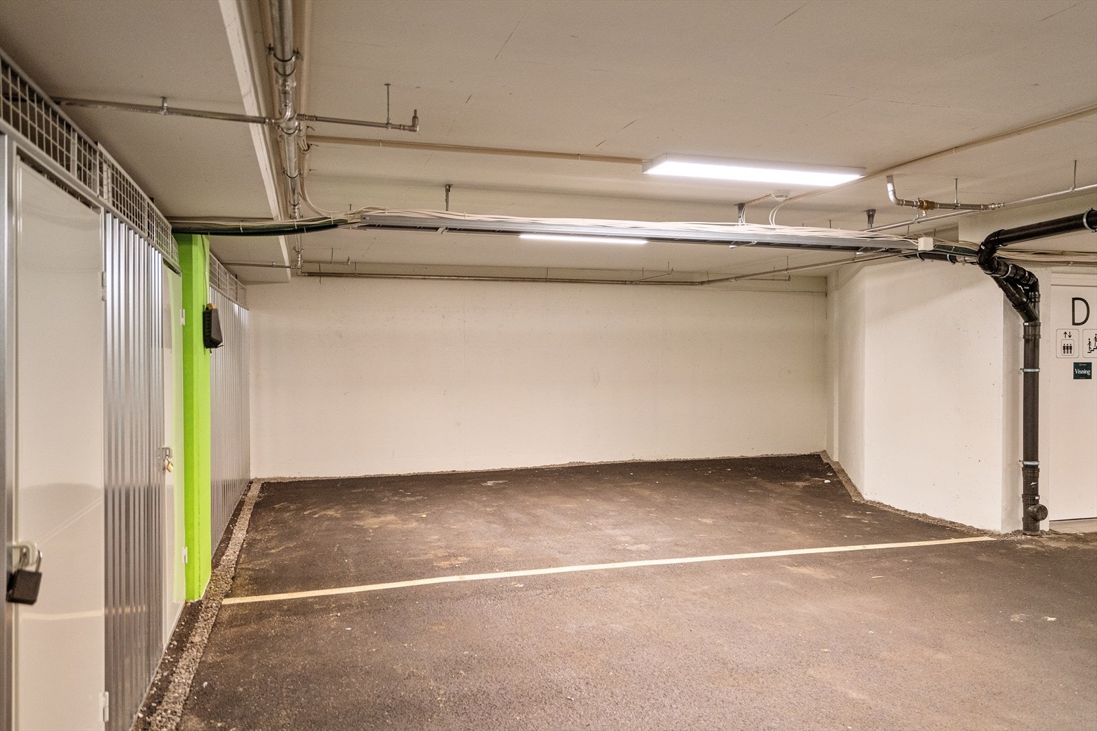 Den doble parkeringsplassen er med elbillader og direkte adkomst til bod. Det er kort vei til heisen vegg i vegg. Galleribilde