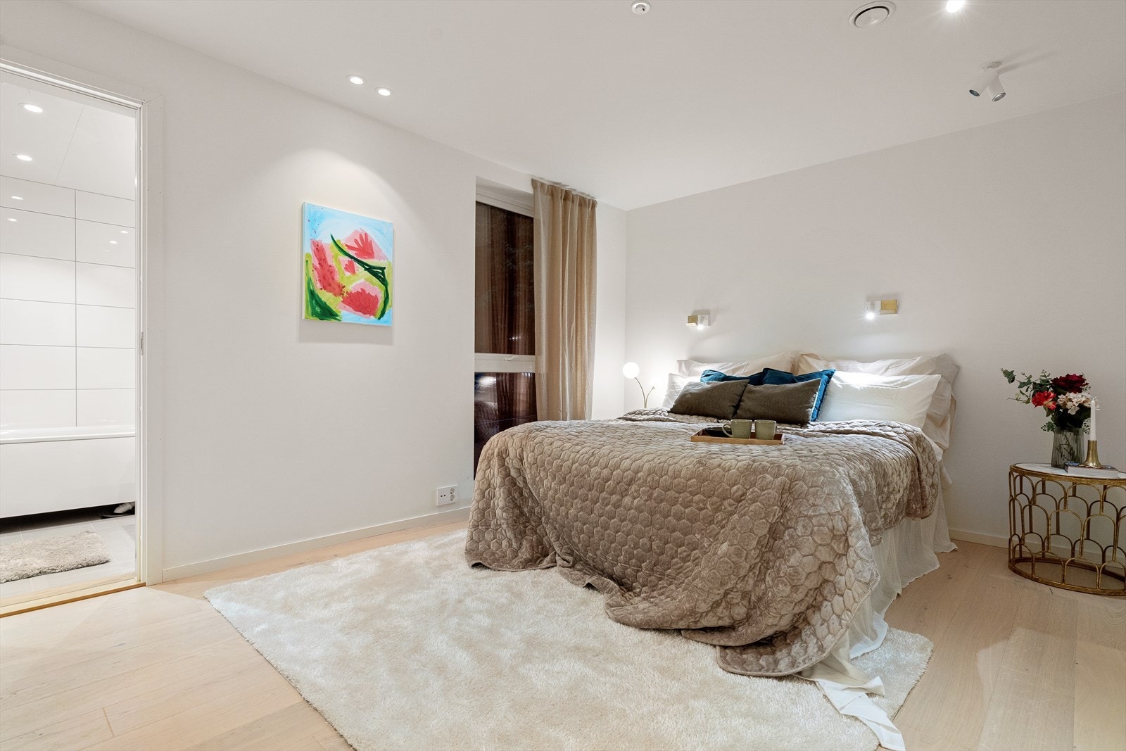 Leiligheten har tre gode soverom, hvorav hovedsoverommet har walk-in closet og bad. Galleribilde