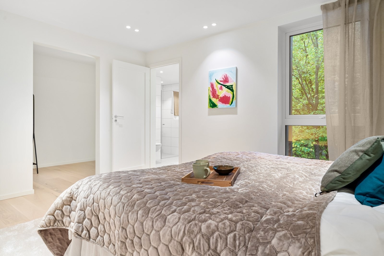 Hovedsoverommet er på enden av leiligheten og har ingen gjenboere. Galleribilde