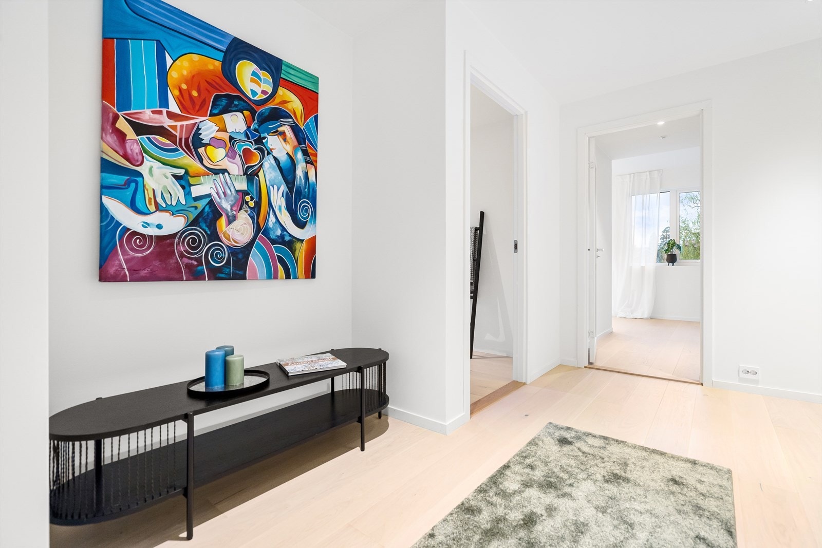 Leiligheten har en romslig entré. Galleribilde