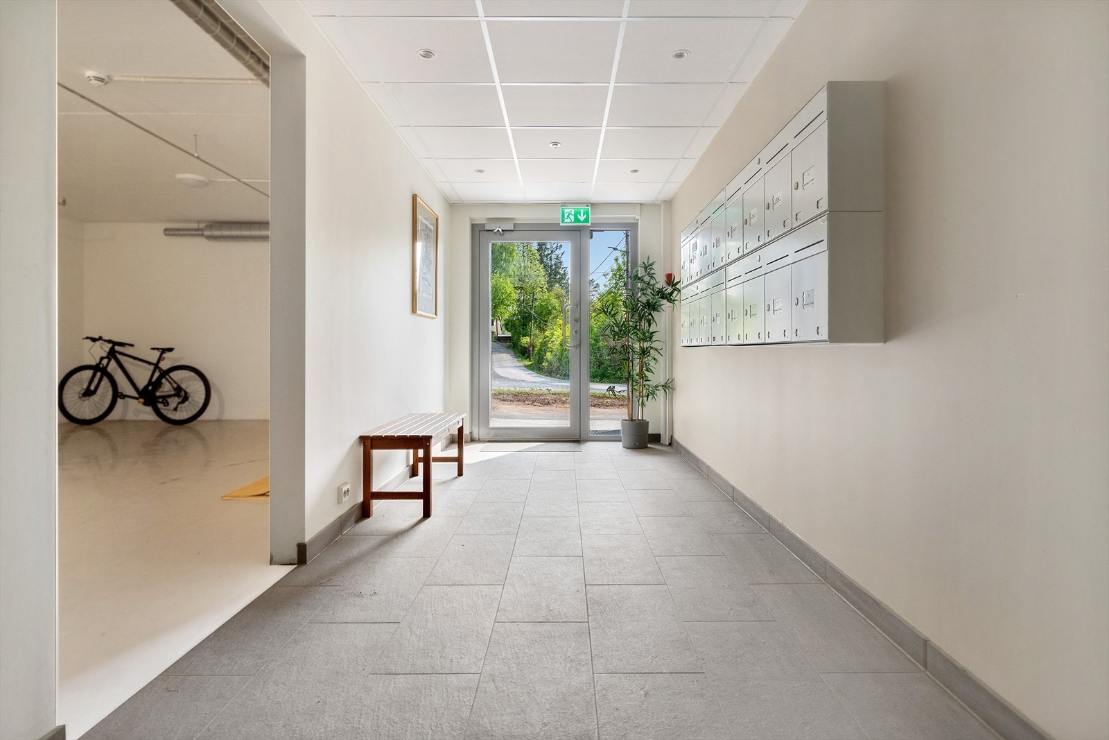 Flott inngangsparti med felles oppbevaringsrom. Galleribilde