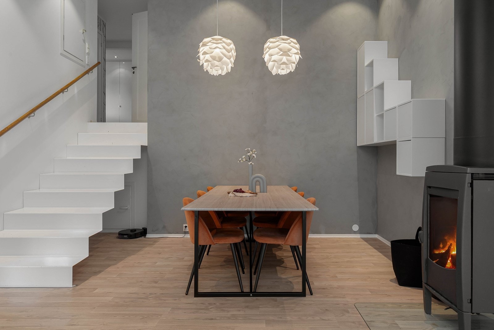 Stova er utbygd i 2013 og gir god plass til ønska møblement. Galleribilde