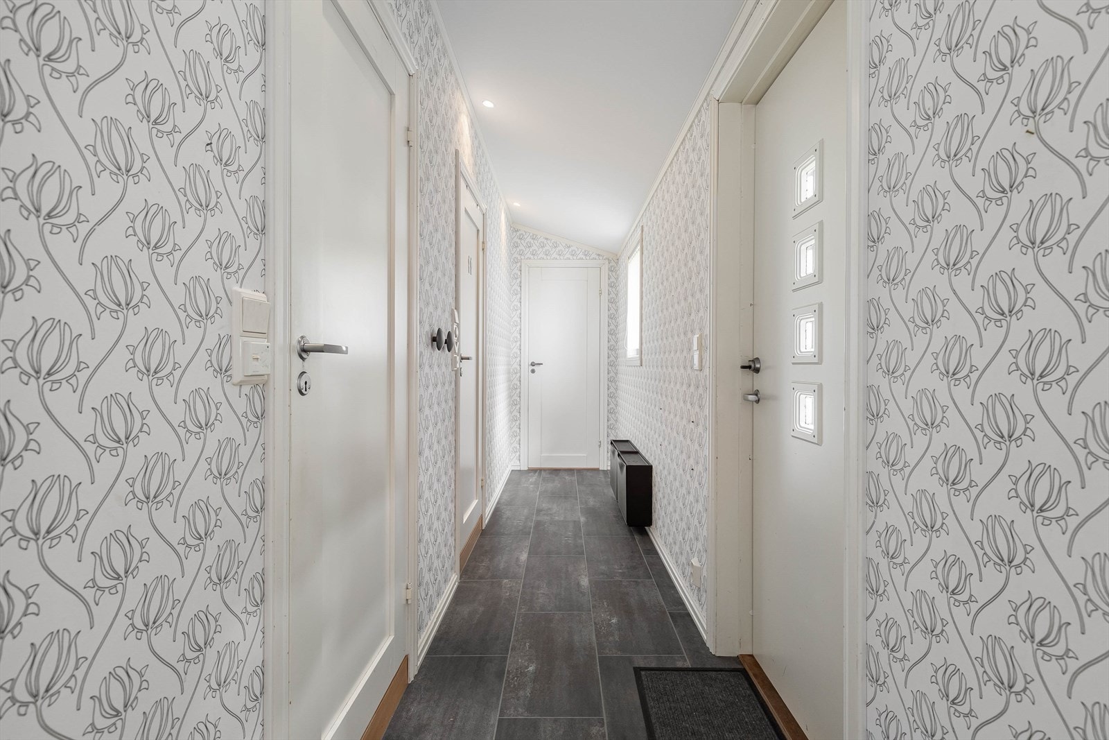 Bevegar me oss vidare finn me vaskerom, bad og soverom. Galleribilde