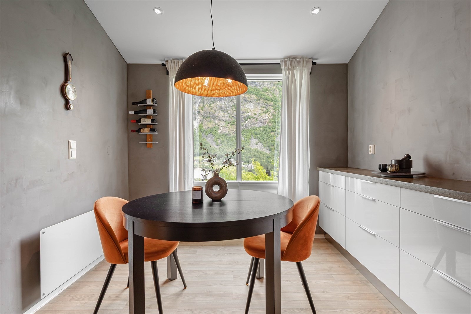 Av kvitevarer har kjøkkenet kjøl/fryseskap, oppvaskmaskin, platetopp og steikeovn som medfølger handelen. Galleribilde