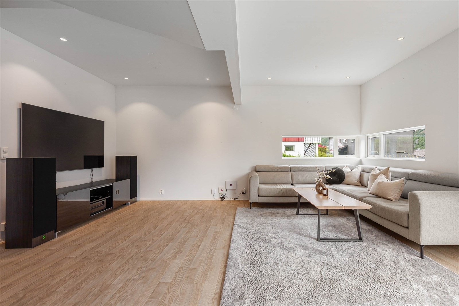 Det er god plass til ei romsleg sittegruppe med plass til heile familien. Galleribilde