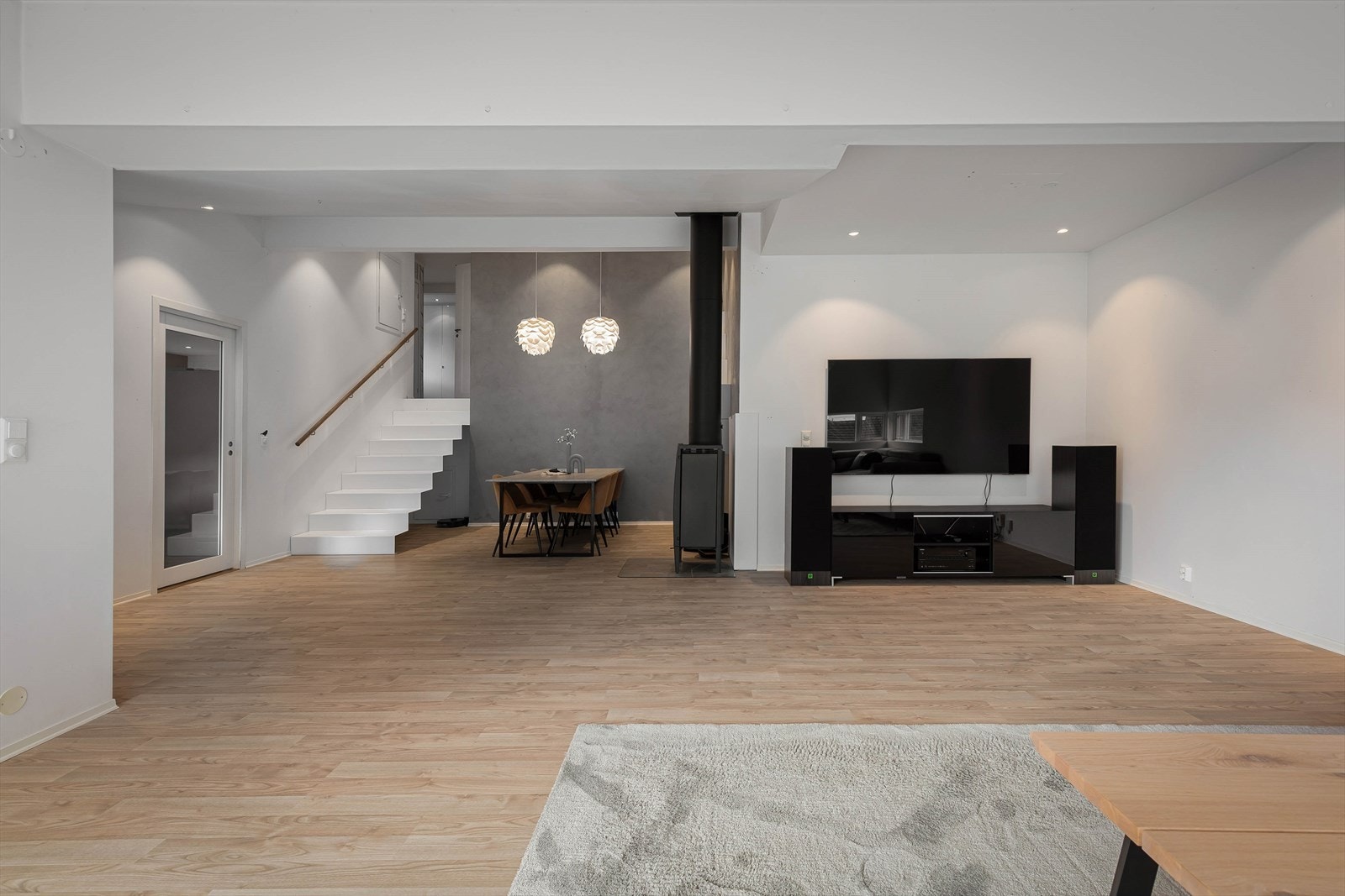 Bustaden har ei praktisk og moderne planløysing med delt nivå, som gir ei særprega atosfære. Galleribilde