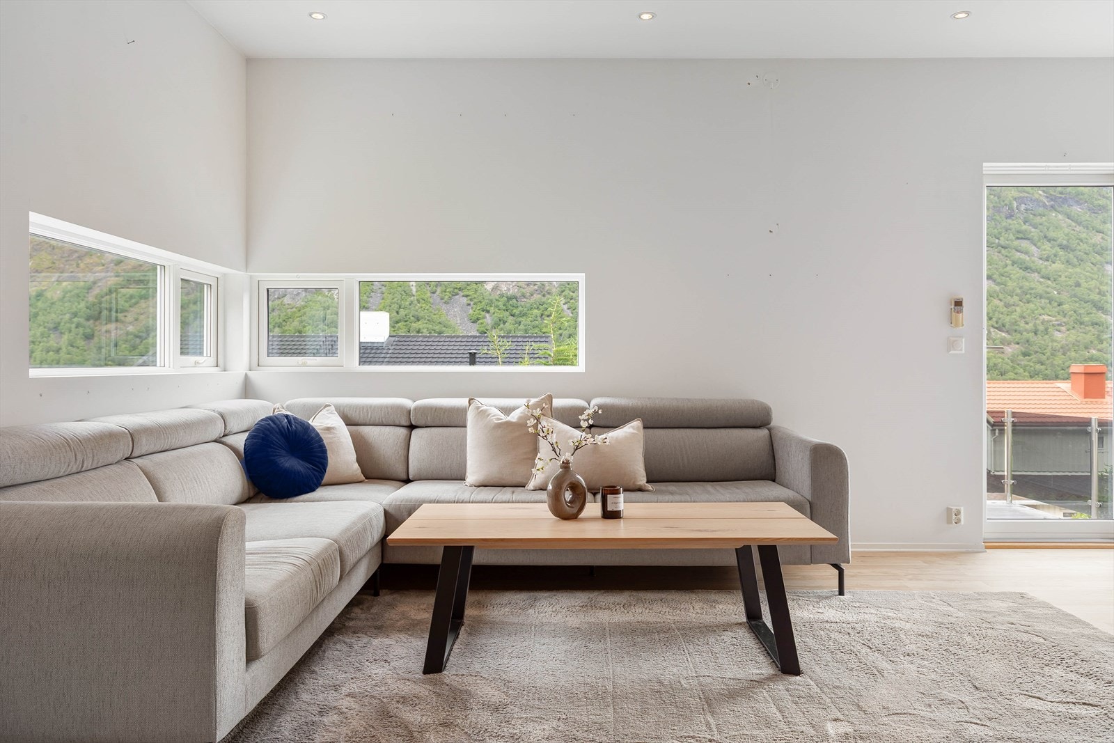 Stova har gode vindauge som slepp inn godt med naturleg lys. Galleribilde