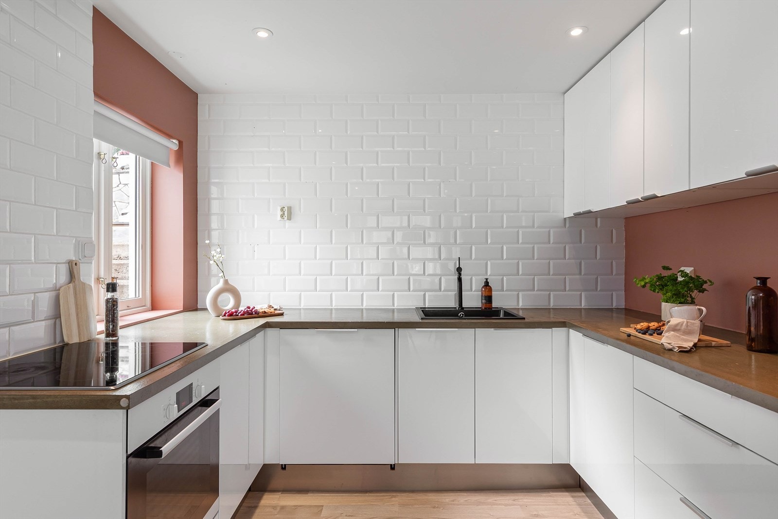 Ikea kjøkken frå 2013 med glatte frontar og benkeplate av laminat. Galleribilde