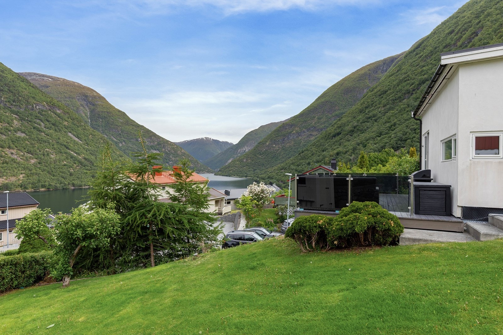 Det er også tilkomst til grøntareal frå terrasse. Galleribilde