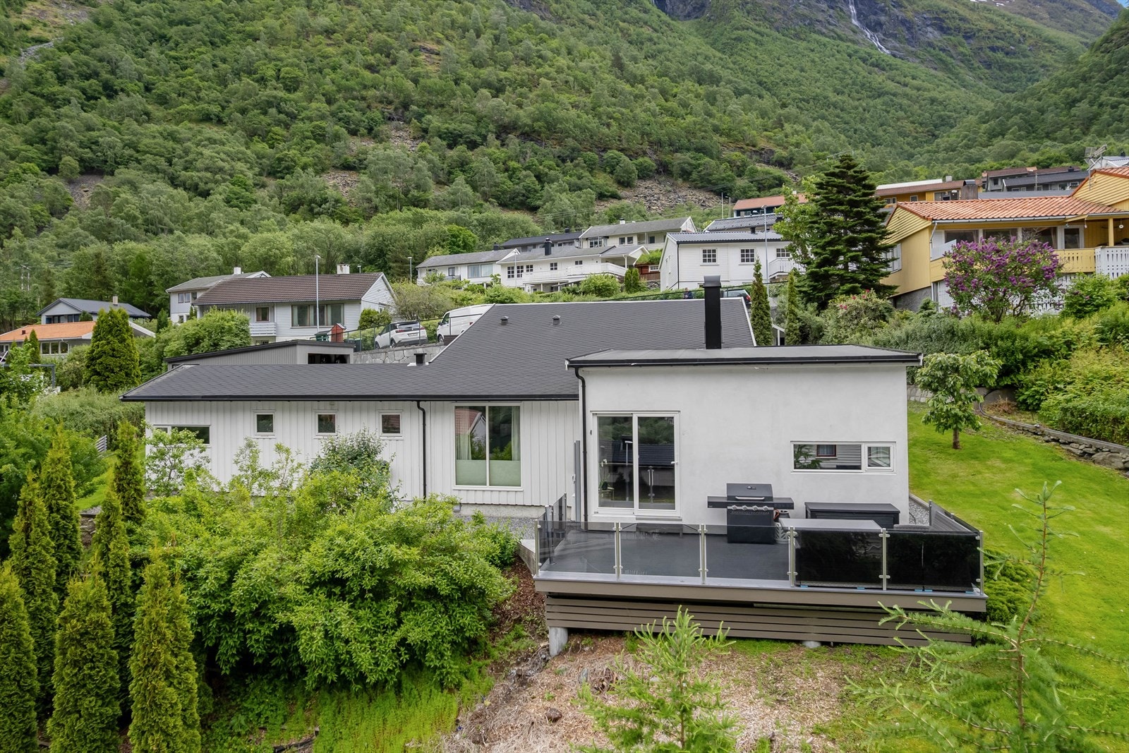 Frå uteplassen har du flott utsikt mot nærliggande natur og område rundt - ein perfekt stad for å nyte kaffien i morgensola eller slappe av etter ein lang dag. Galleribilde