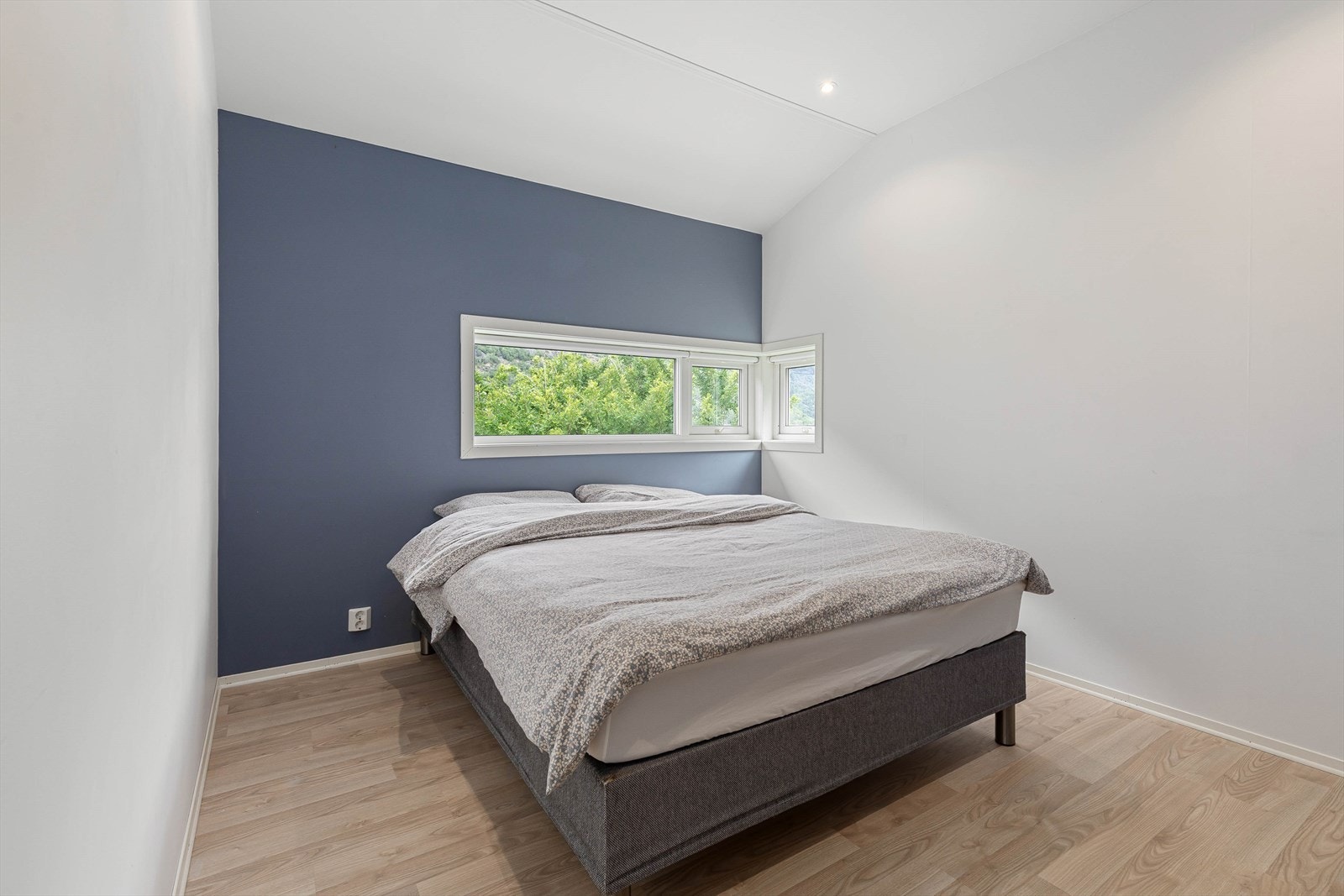 Soverom ligg i påbygd del frå 2013 med god plass til seng og garderobe. Galleribilde