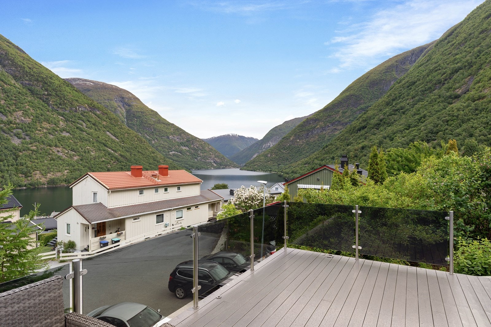 Herfrå er det utgang til ein flott veranda med glasrekkverk, som gjev deg gode solforhald og ein fantastisk utsikt. Galleribilde