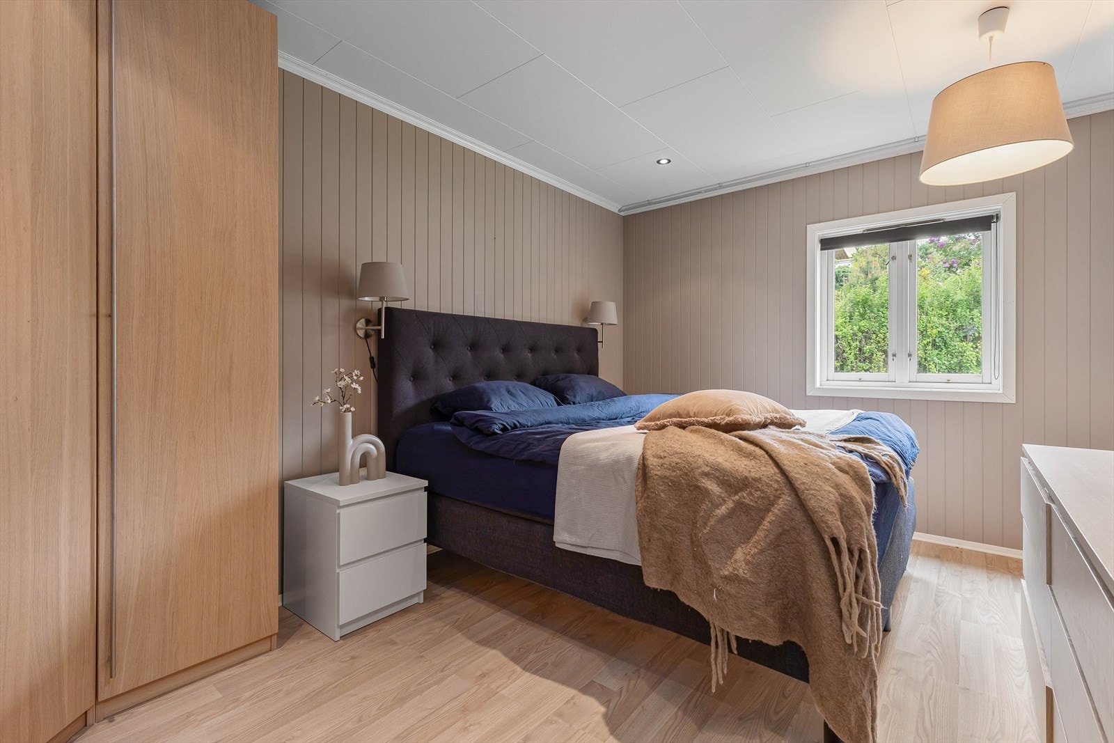 Hovudsoverom av god størrelse med plass til romsleg seng og garderobe. Galleribilde