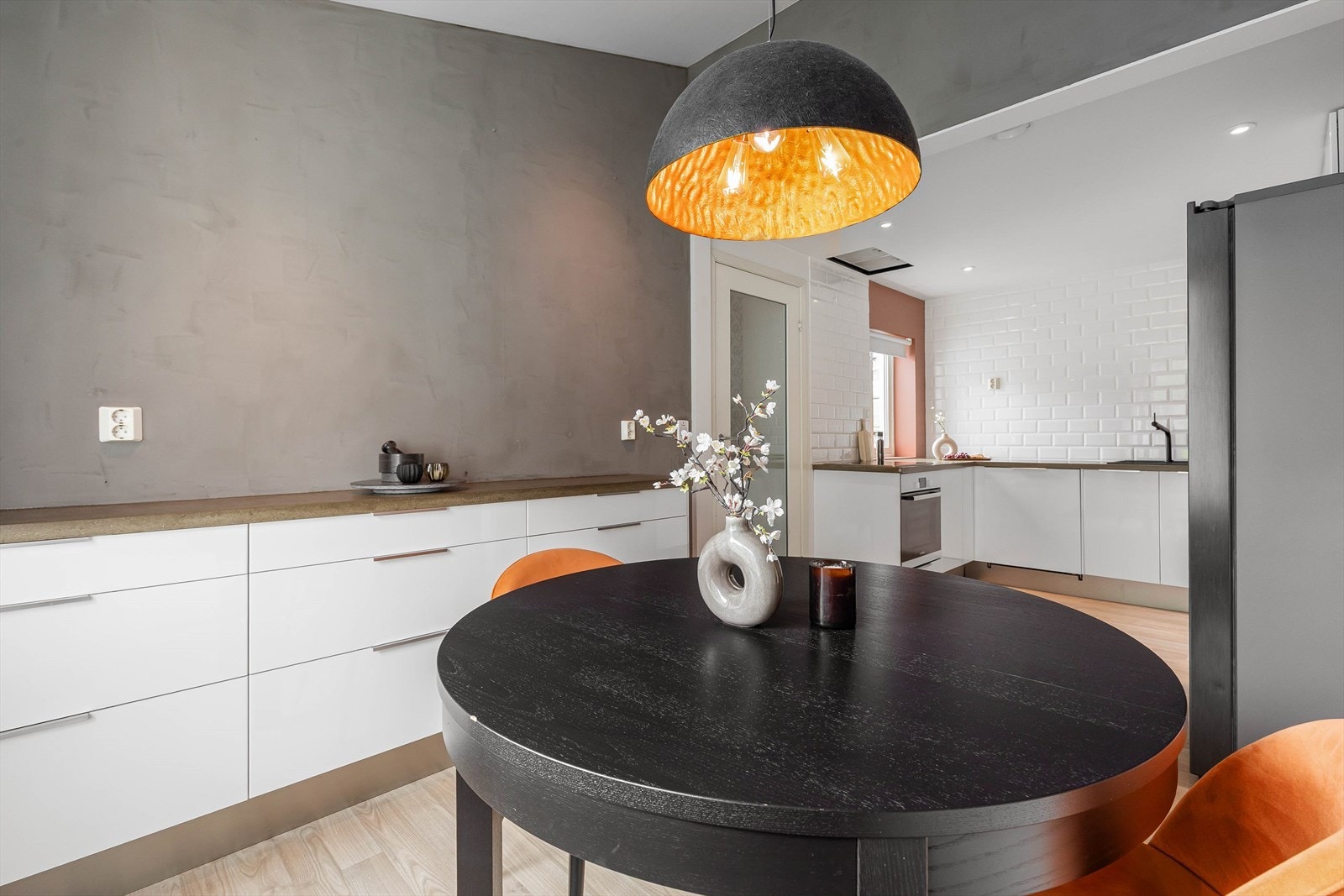 Kjøkkenet har også god skap- og benkeplass, samt plass til ei sittegruppe der måltida kan nytast. Galleribilde