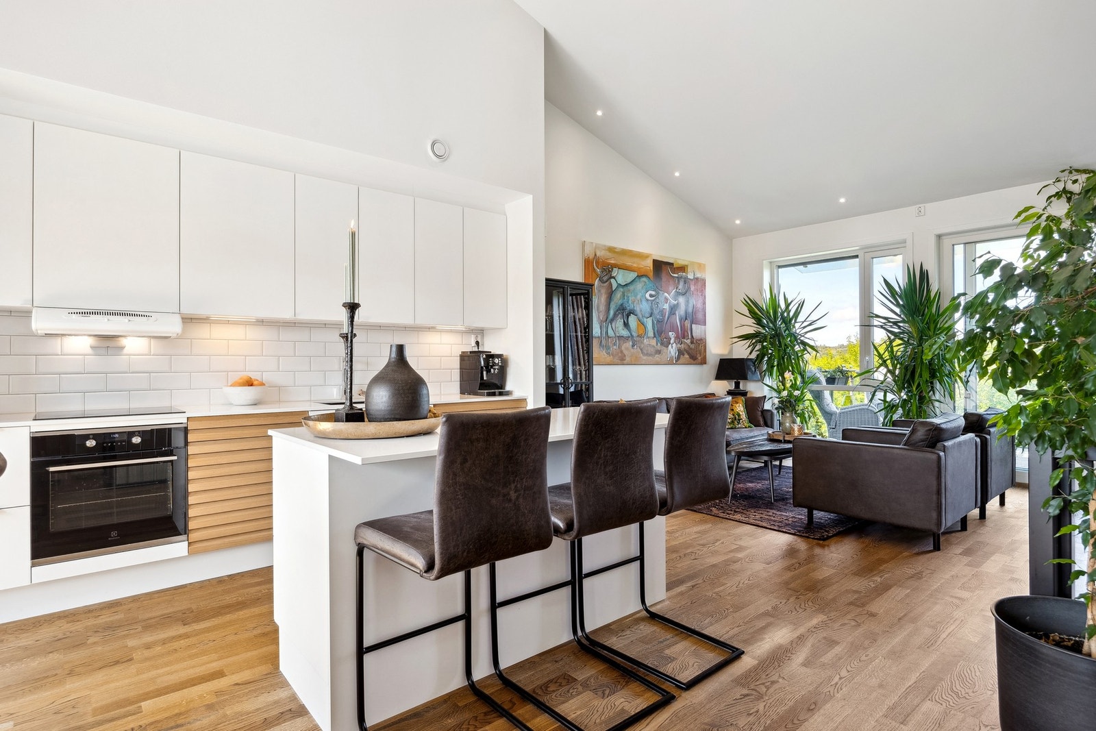 Hvitevarene er av høy kvalitet fra Electrolux, inkludert stekeovn med pyrolyse og støysvak oppvaskmaskin (42 dB). Galleribilde