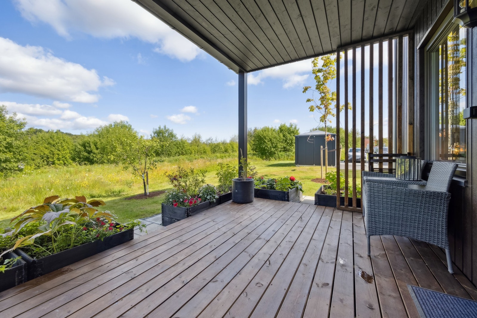 Fra soverommet har du direkte utgang til en solrik terrasse på 11 kvm og en flott hage beplantet med stauder, bærbusker og frukttre. Galleribilde