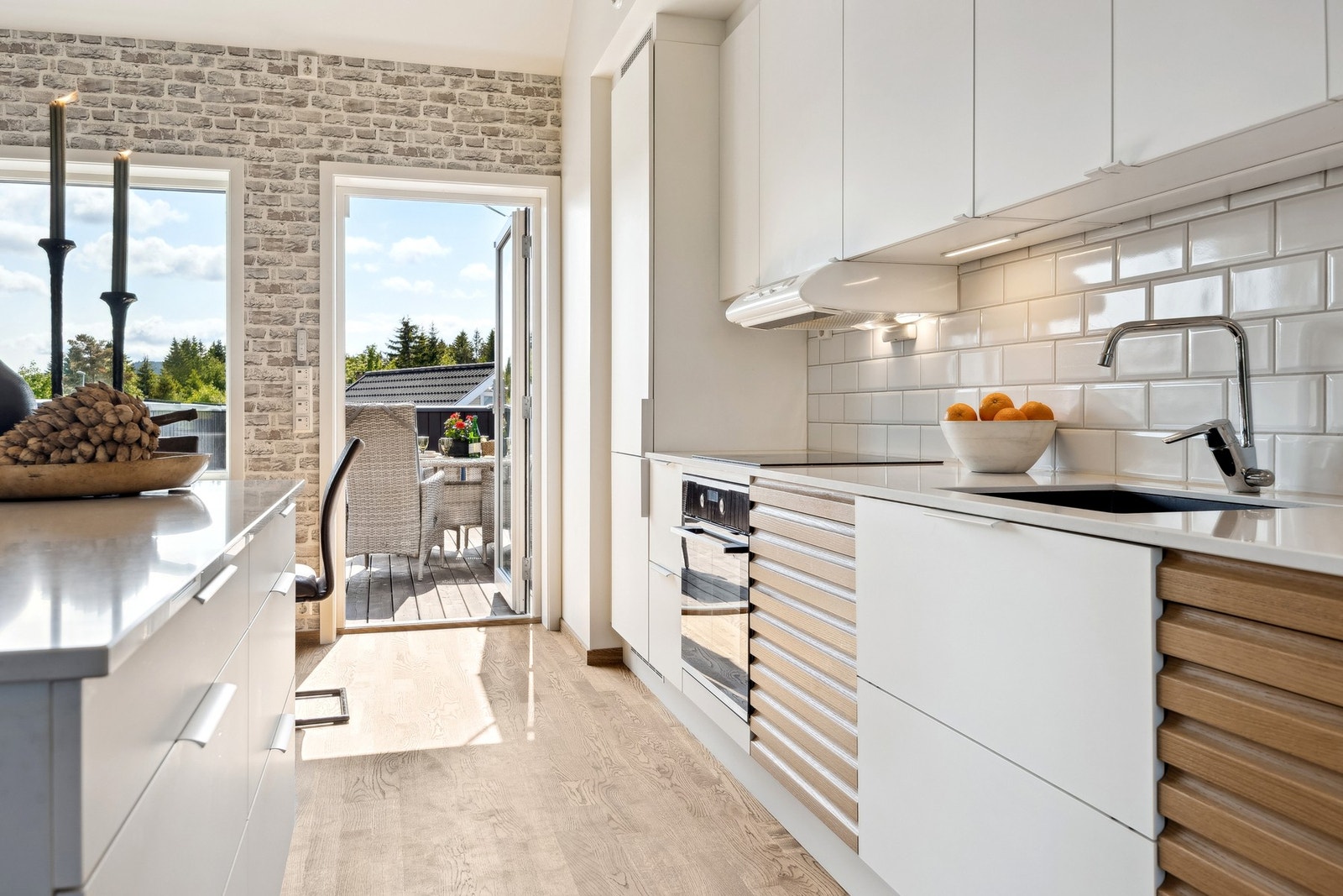 Eksklusivt allrom med kjøkken fra Aubo, Silestone-benk og takterrasse rett utenfor. Galleribilde