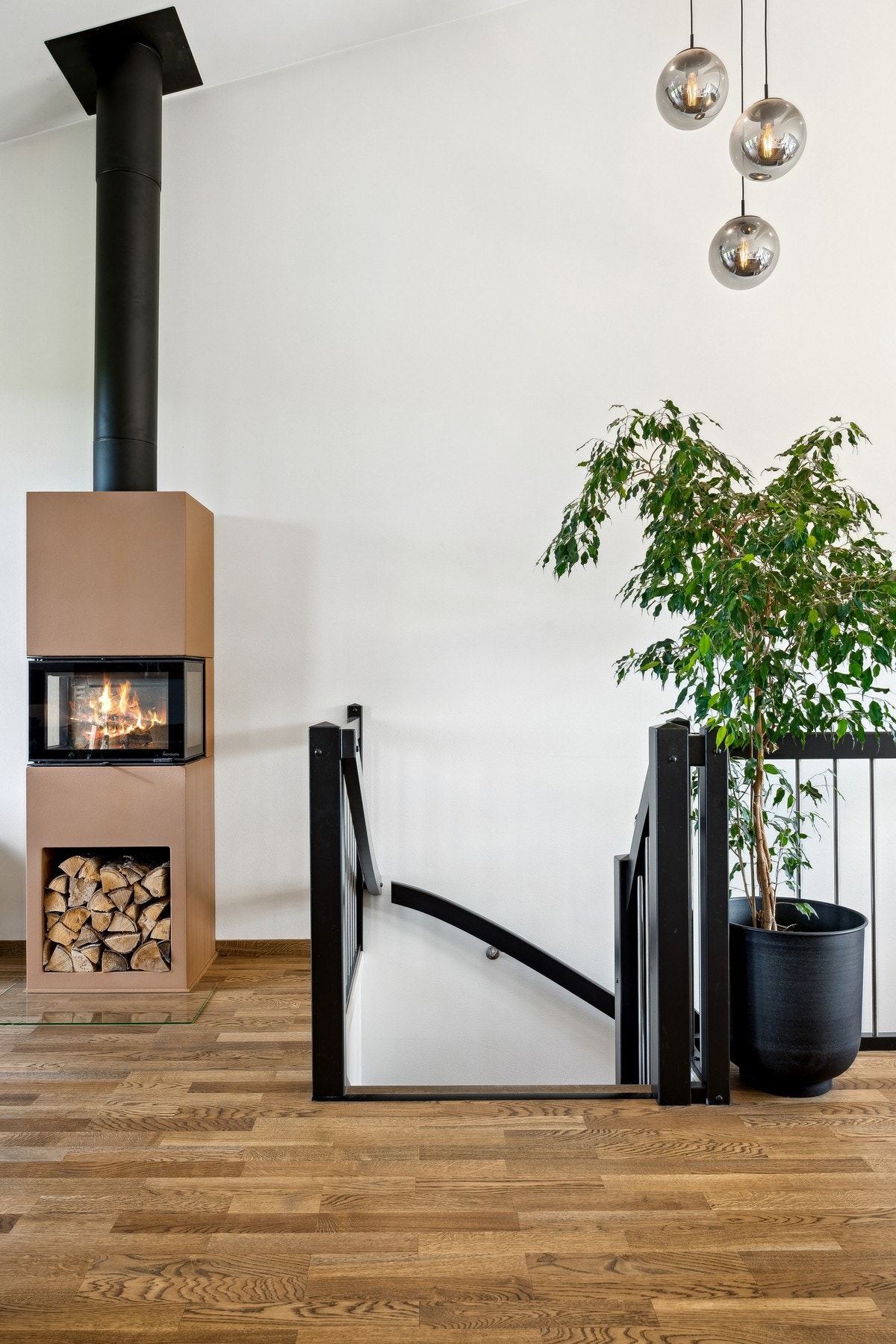 Det er montert peisovn av typen Nordpeis Praha, og pipa er ferdig montert med ventil for tilluft - både vakkert og funksjonelt for varme og stemning. Galleribilde