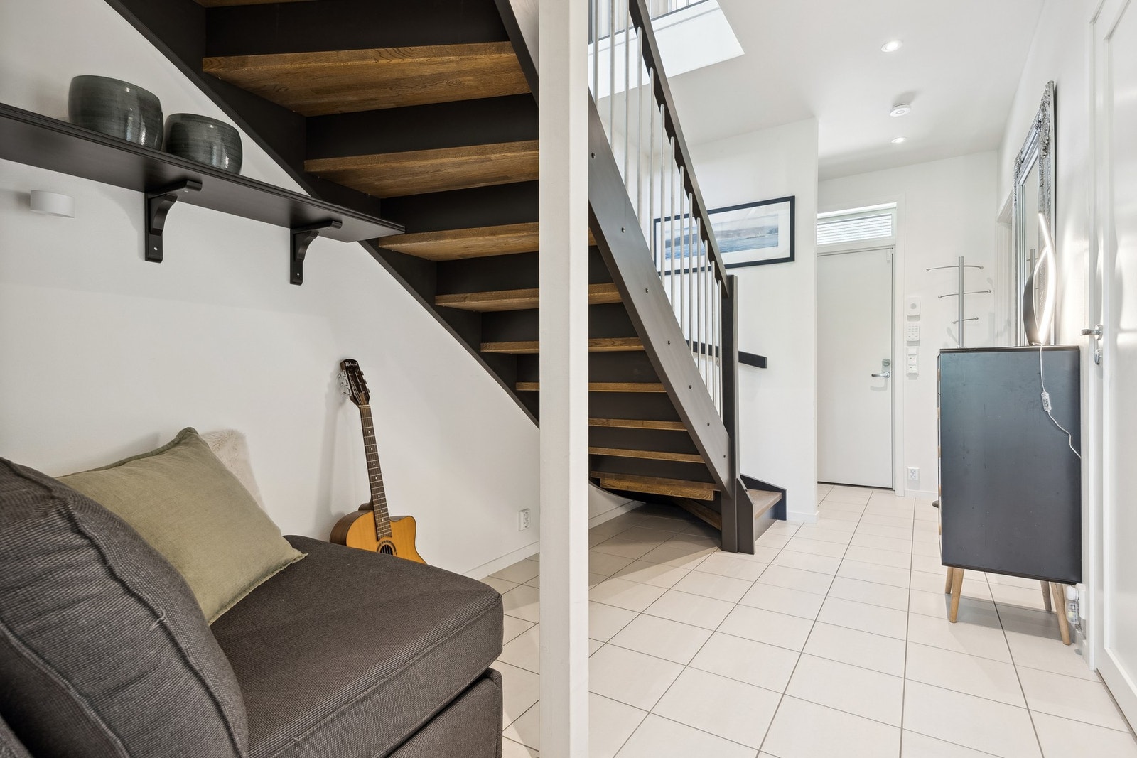 Trappen er oppgradert til å inkludere stålspiler, sortmalte vanger og tette trinn i eik - alt i samme farge som parketten. Ytterdøren er utstyrt med digital lås av typen Danalock V3. Galleribilde