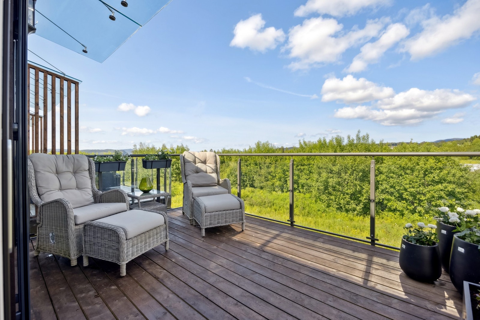 Boligen har hele tre uteplasser - alle belagt med terrassebord og med utebelysning og strømuttak. En vestvendt balkong på 11 m², med moderne rekkverk i metall og glass, gir deg kvelds- og ettermiddagssol - ideell for avslapning etter jobb. Galleribilde