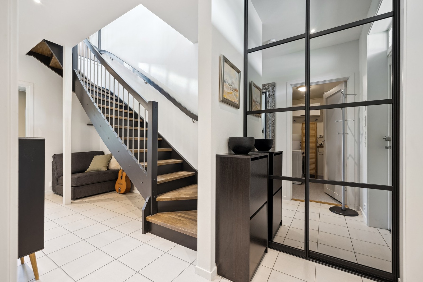 I entréen er det lagt flis av typen Minos Day, og det er plassbygd skyvedørsgarderobe tilpasset takhøyde - både praktisk og estetisk. Galleribilde