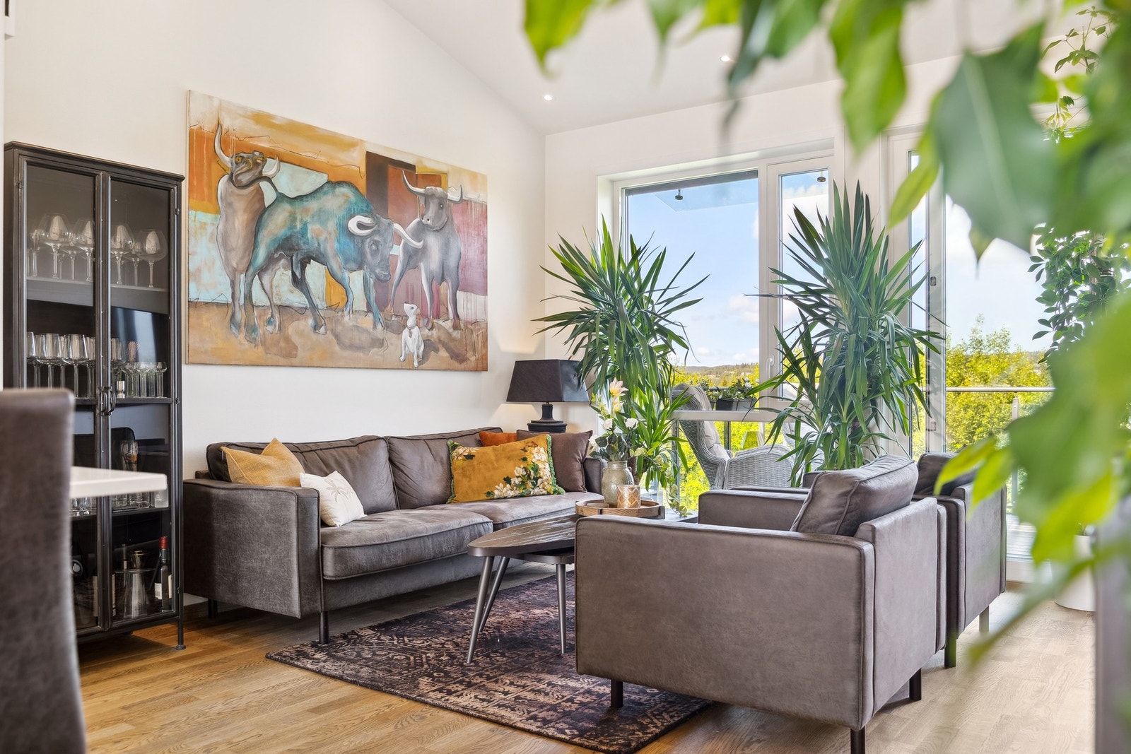 Lys og luftig stue med store vindusflater, vakker utsikt mot grøntområde og et sunt inneklima takket være balansert ventilasjon. Galleribilde