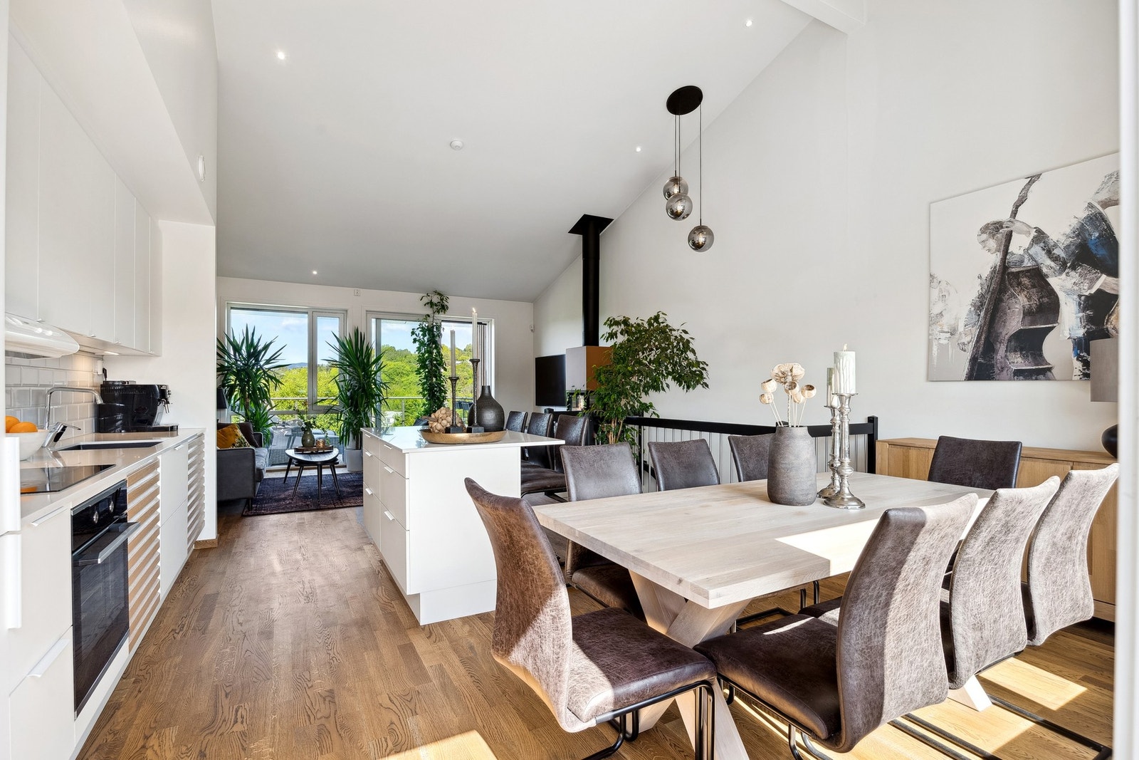 I stue og kjøkken gir åpen himling en imponerende takhøyde på opptil 4,34 meter, noe som skaper en luftig og romslig atmosfære. Galleribilde