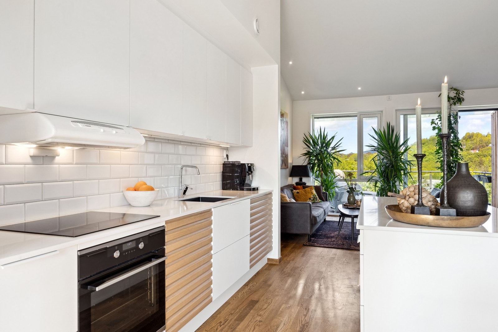 Veggen mellom benk og overskap er flislagt med klassiske Vitra Metro Subway-fliser i hvit blank utførelse. Galleribilde