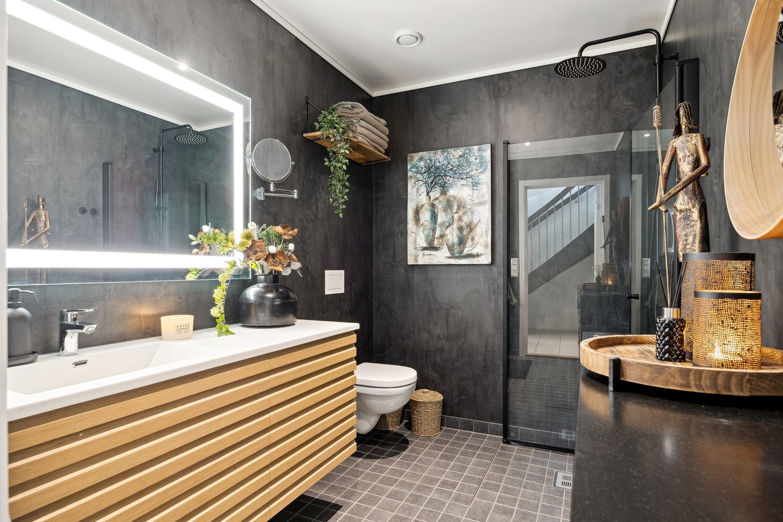 Badet oppleves som særdeles delikat og moderne, med en gjennomført stil som gir et eksklusivt inntrykk. Galleribilde