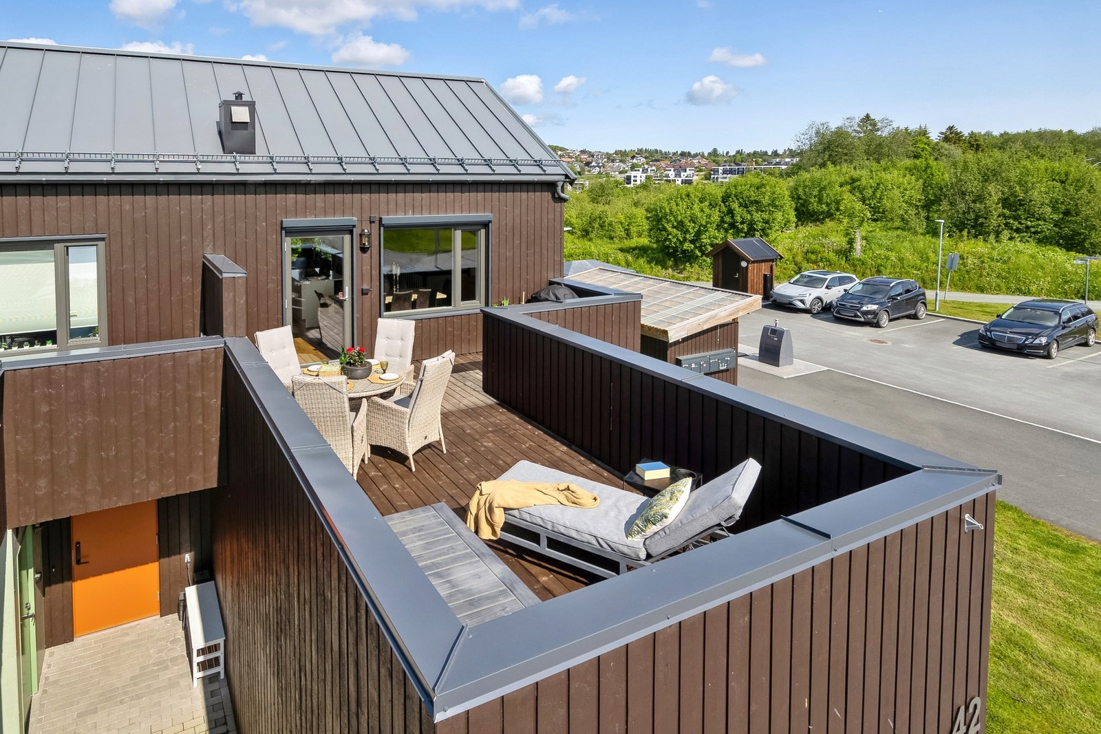 Med god plass til både spisegruppe og lounge-møbler, er dette en sjelden kvalitetsdetalj i rekkehussegmentet. Galleribilde