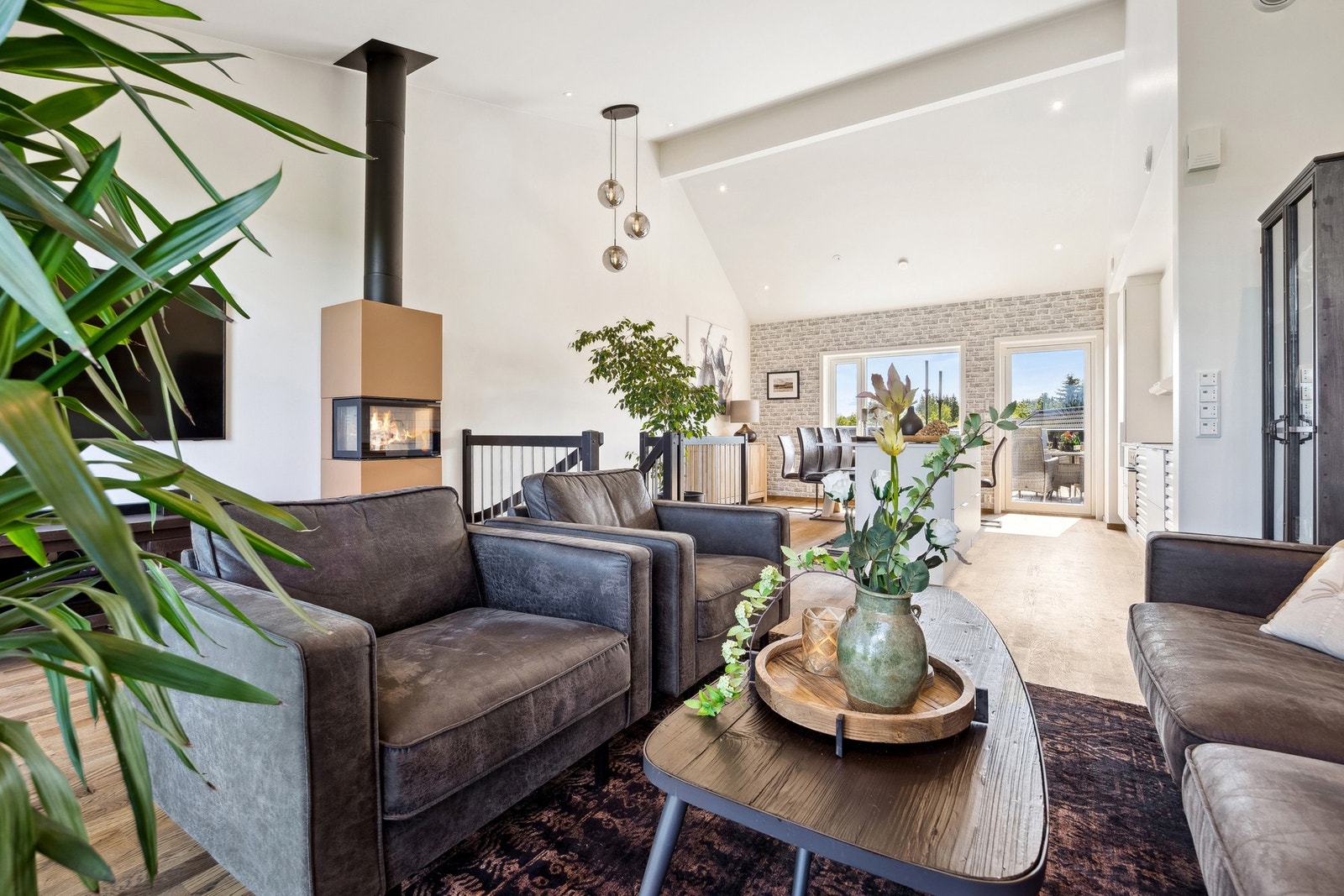 På gulvet er det valgt Boen parkett Eik Alamo Finale, som også går igjen i stue, kjøkken og trapp. Dette gir boligen en helhetlig og eksklusiv atmosfære. Listverket er tilpasset parketten for et sømløst uttrykk. Galleribilde